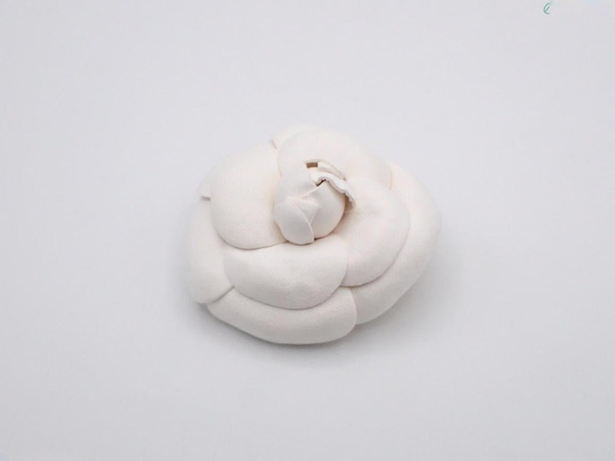 Chanel - Broche Camélia vintage en cuir