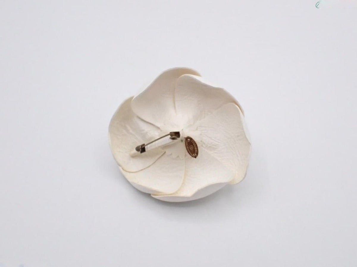 Chanel - Broche Camélia vintage en cuir