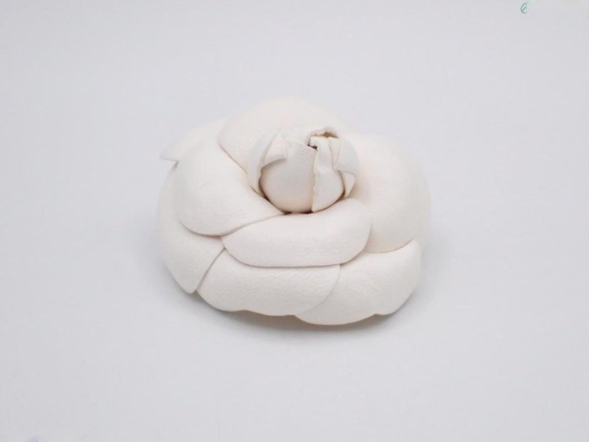 Chanel - Broche Camélia vintage en cuir