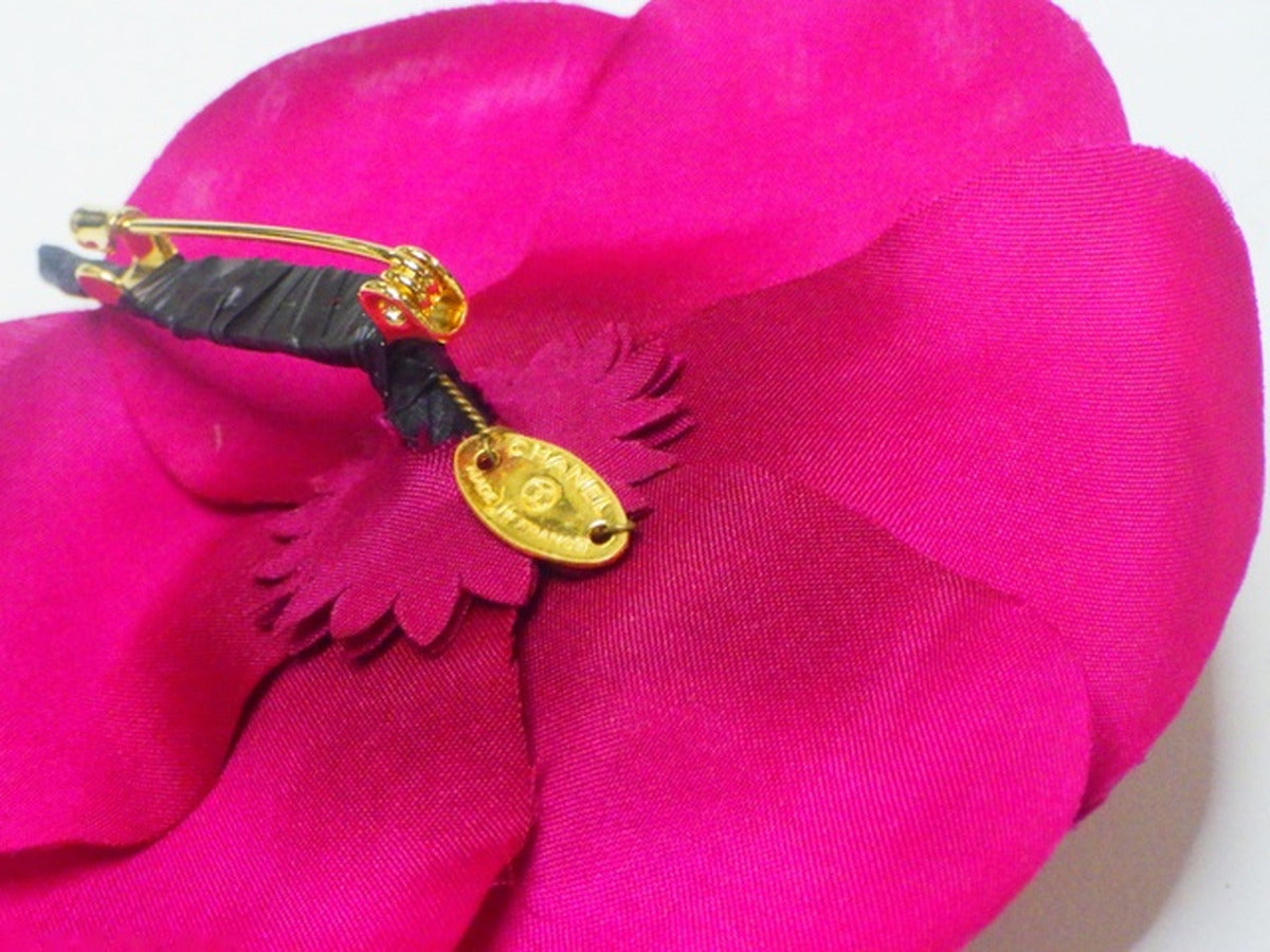 Chanel - Broche Camélia vintage en soie