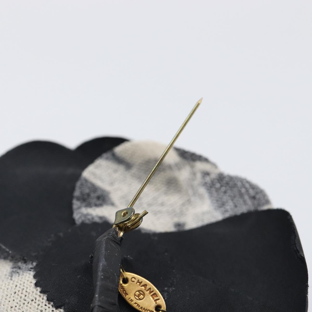 Chanel - Broche Camélia en tissu imprimé