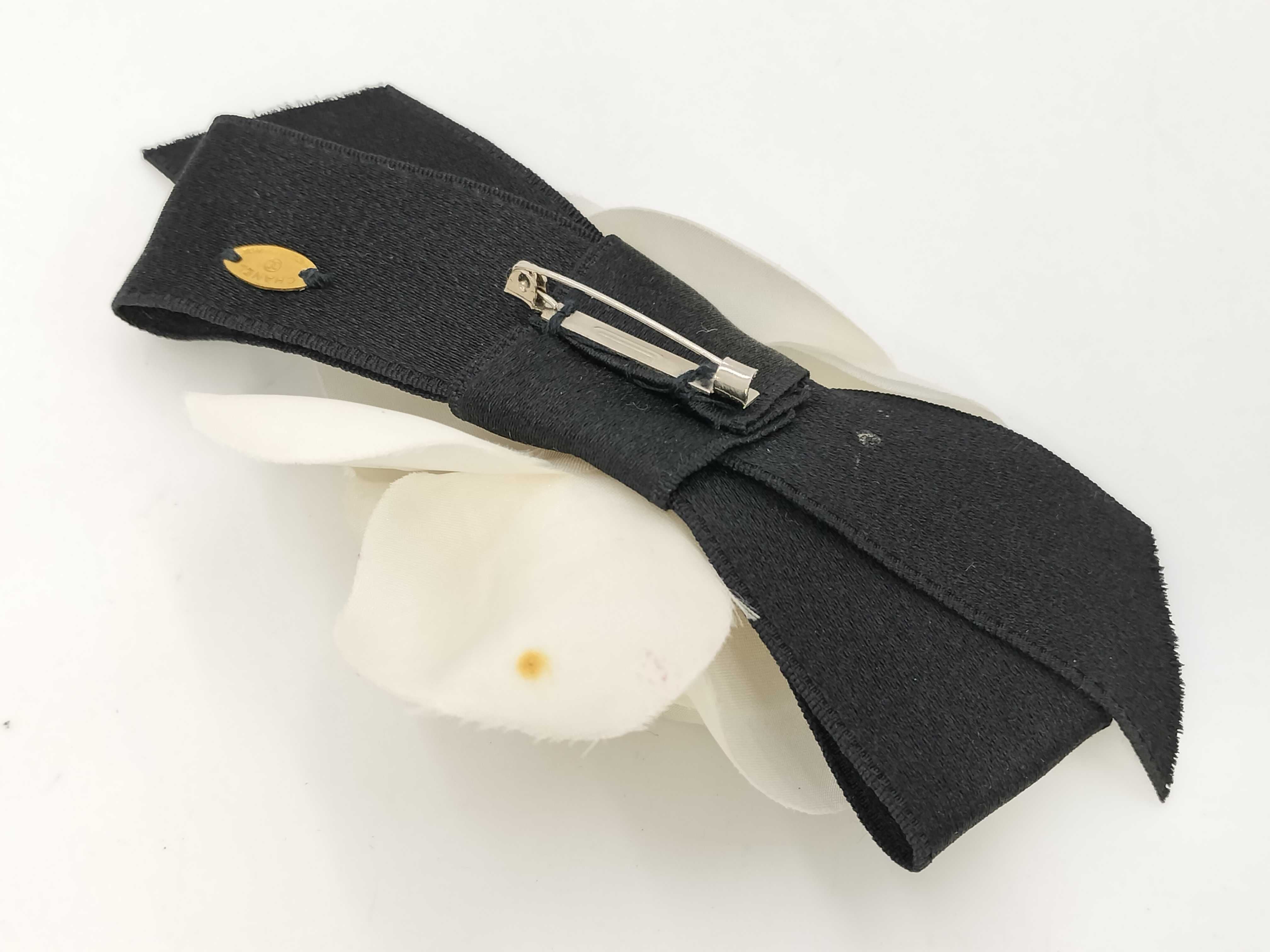 CHANEL - Broche Camélia Satin vintage