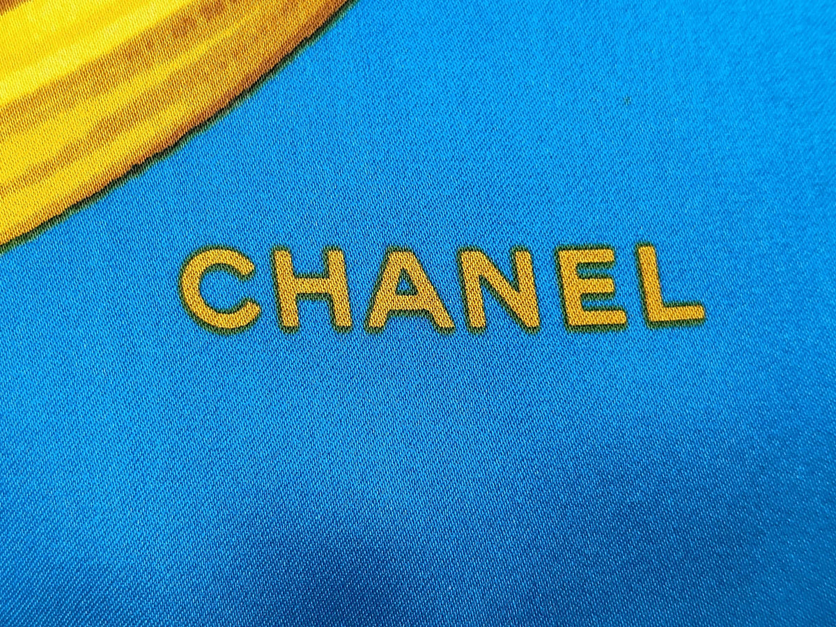 Chanel - Carré de soie Motif Camélia 90 cm