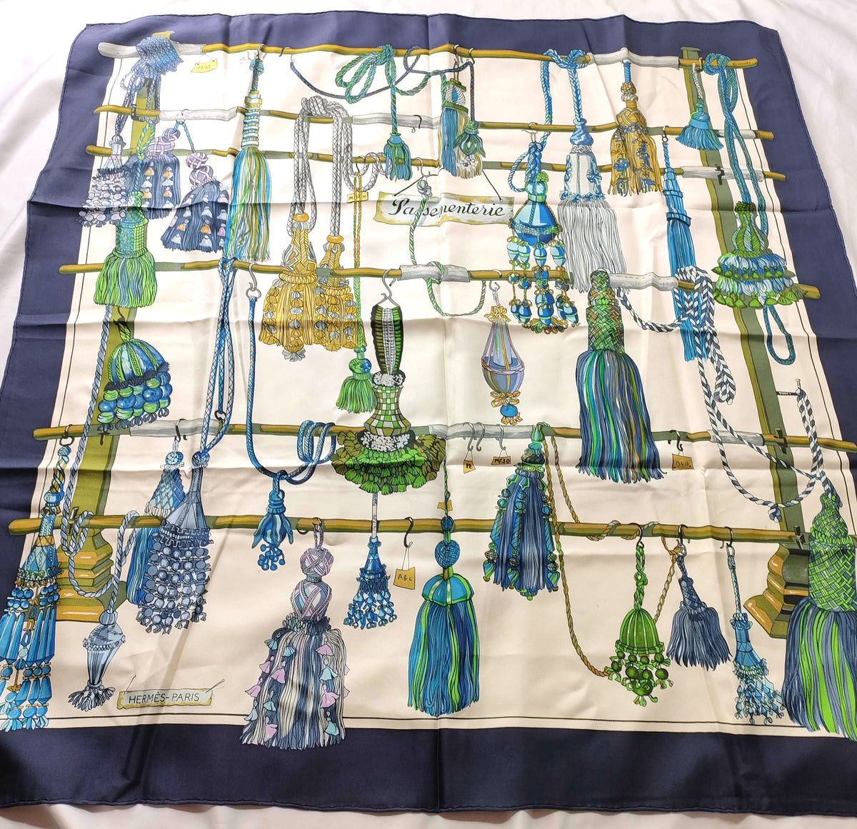 HERMES - Carré en soie Passementeries 90cm