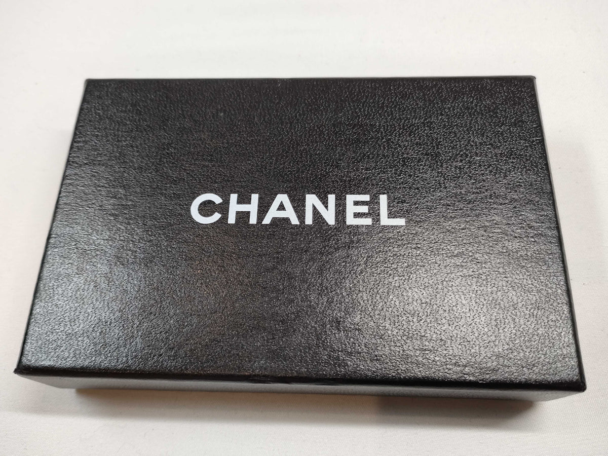 Chanel – Étui à clés Camélia