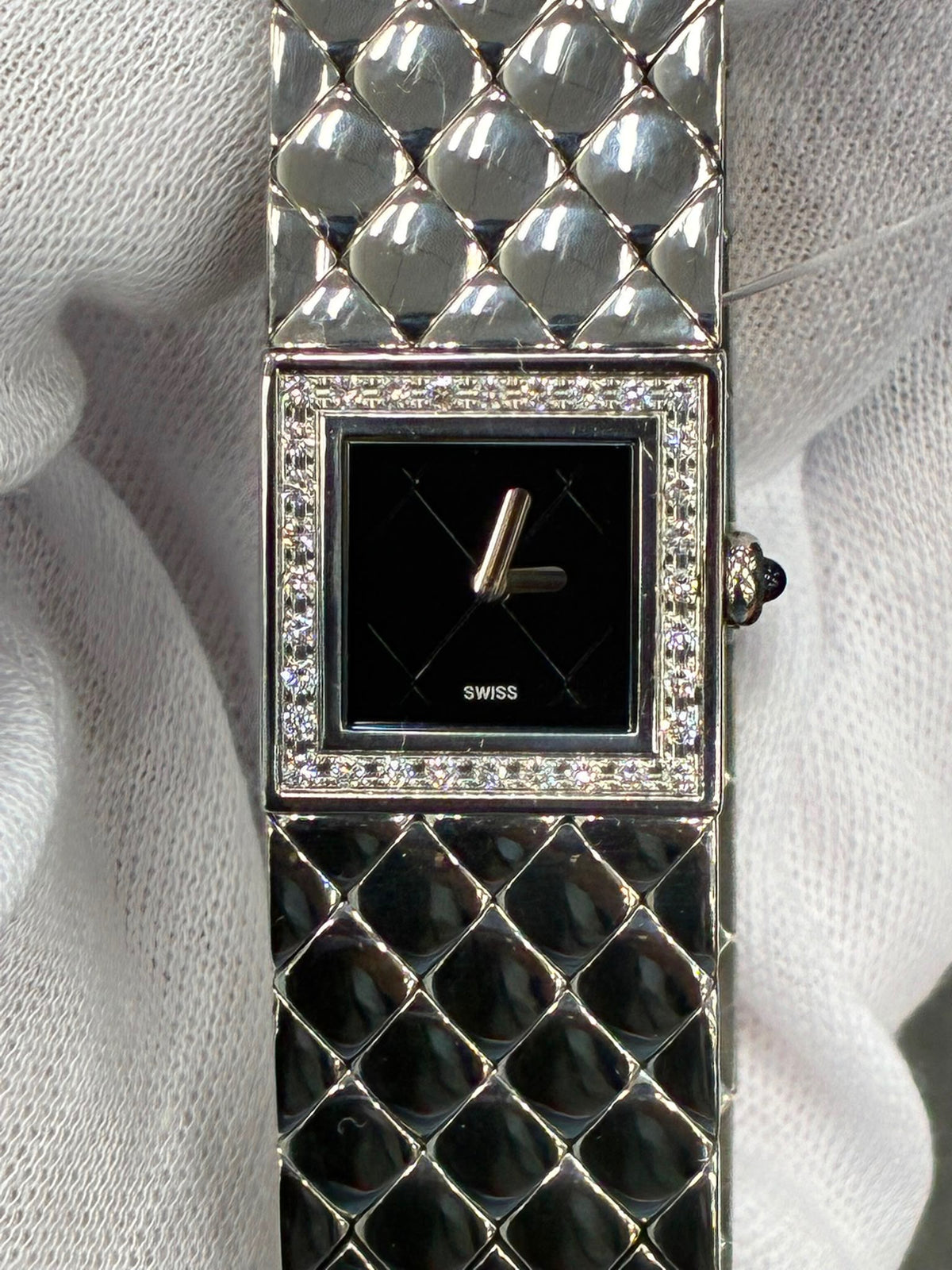 Chanel - Montre matelassé diamants 17cm