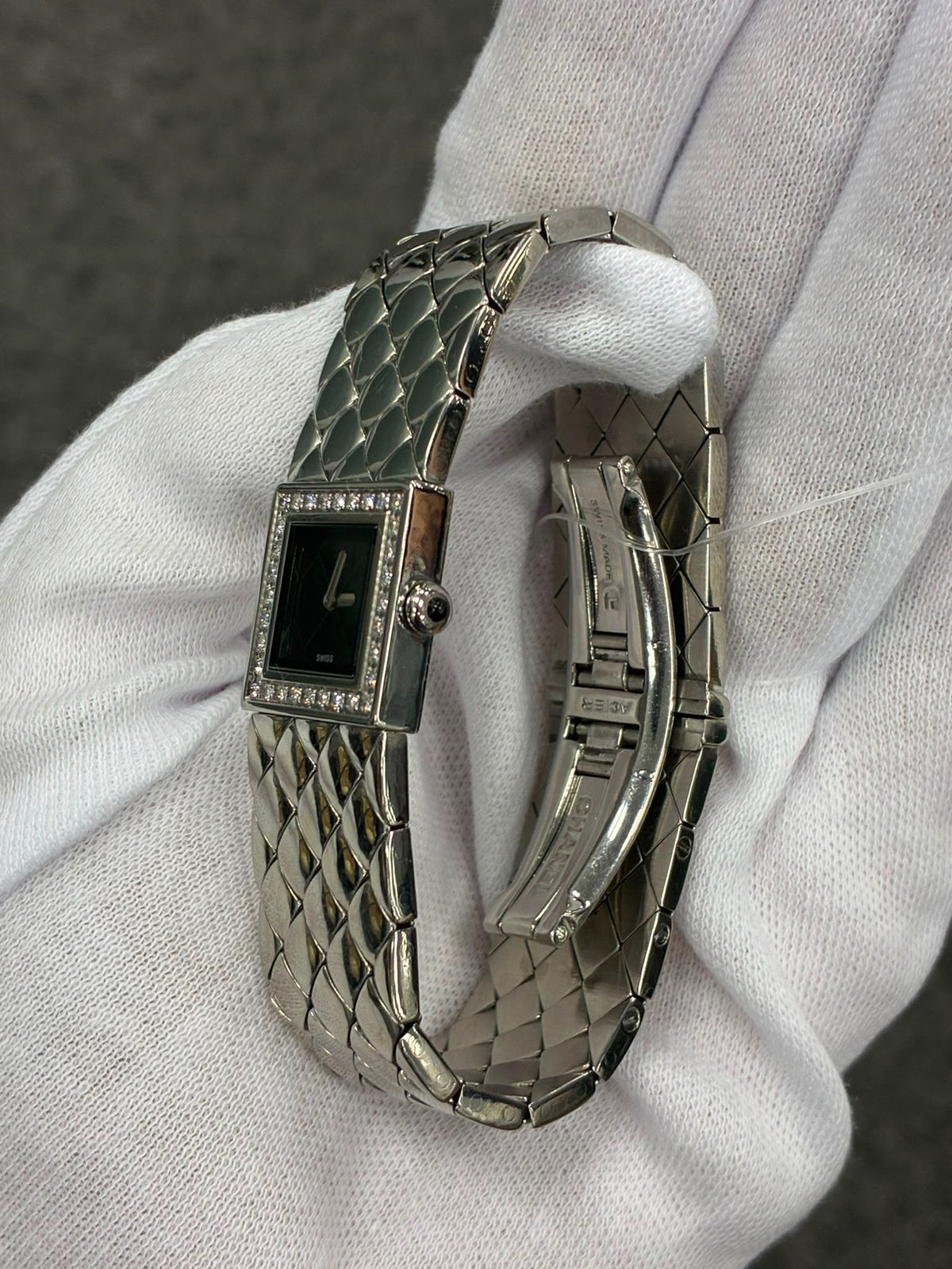 Chanel - Montre matelassé diamants 17cm