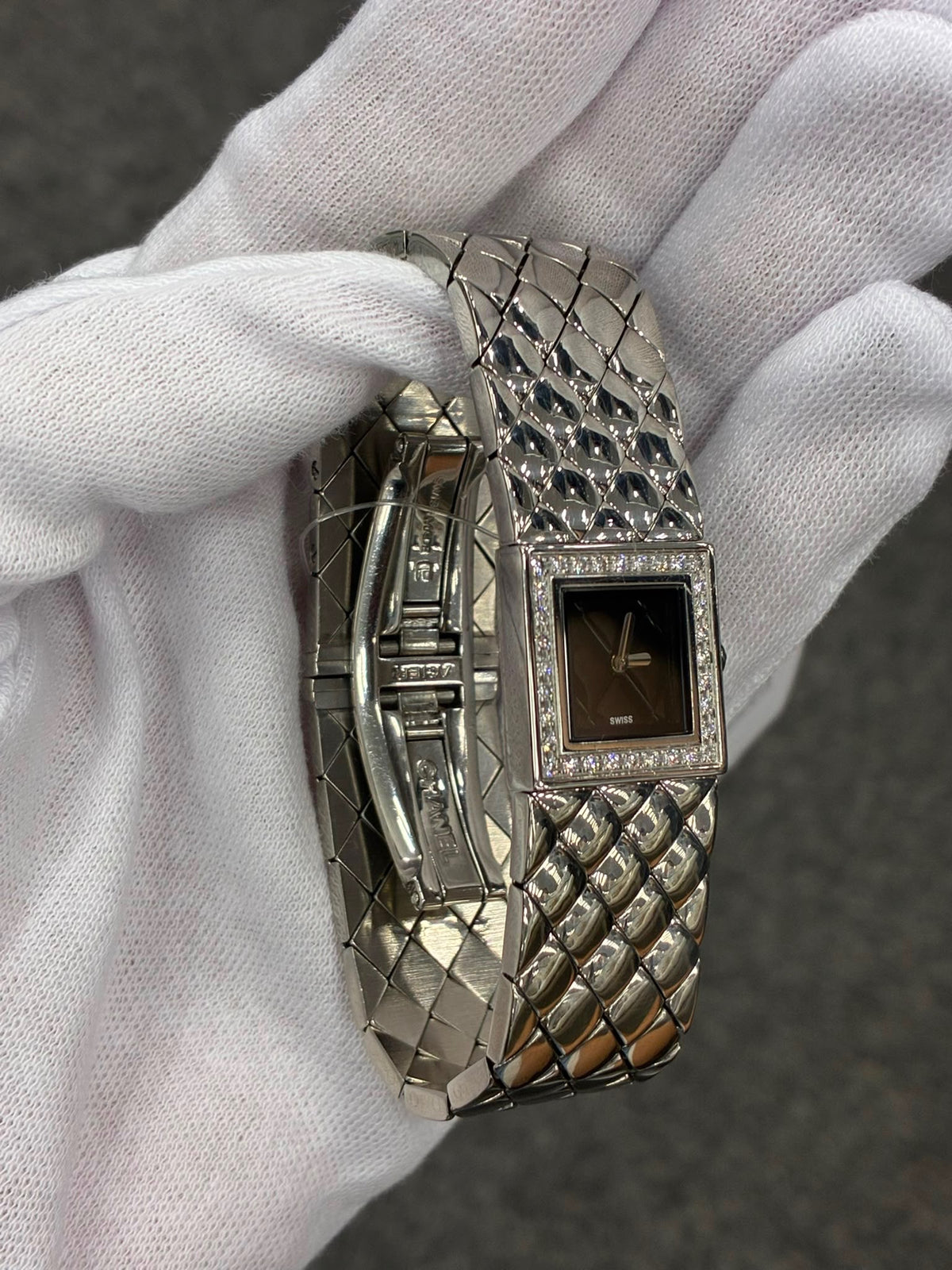 Chanel - Montre matelassé diamants 17cm