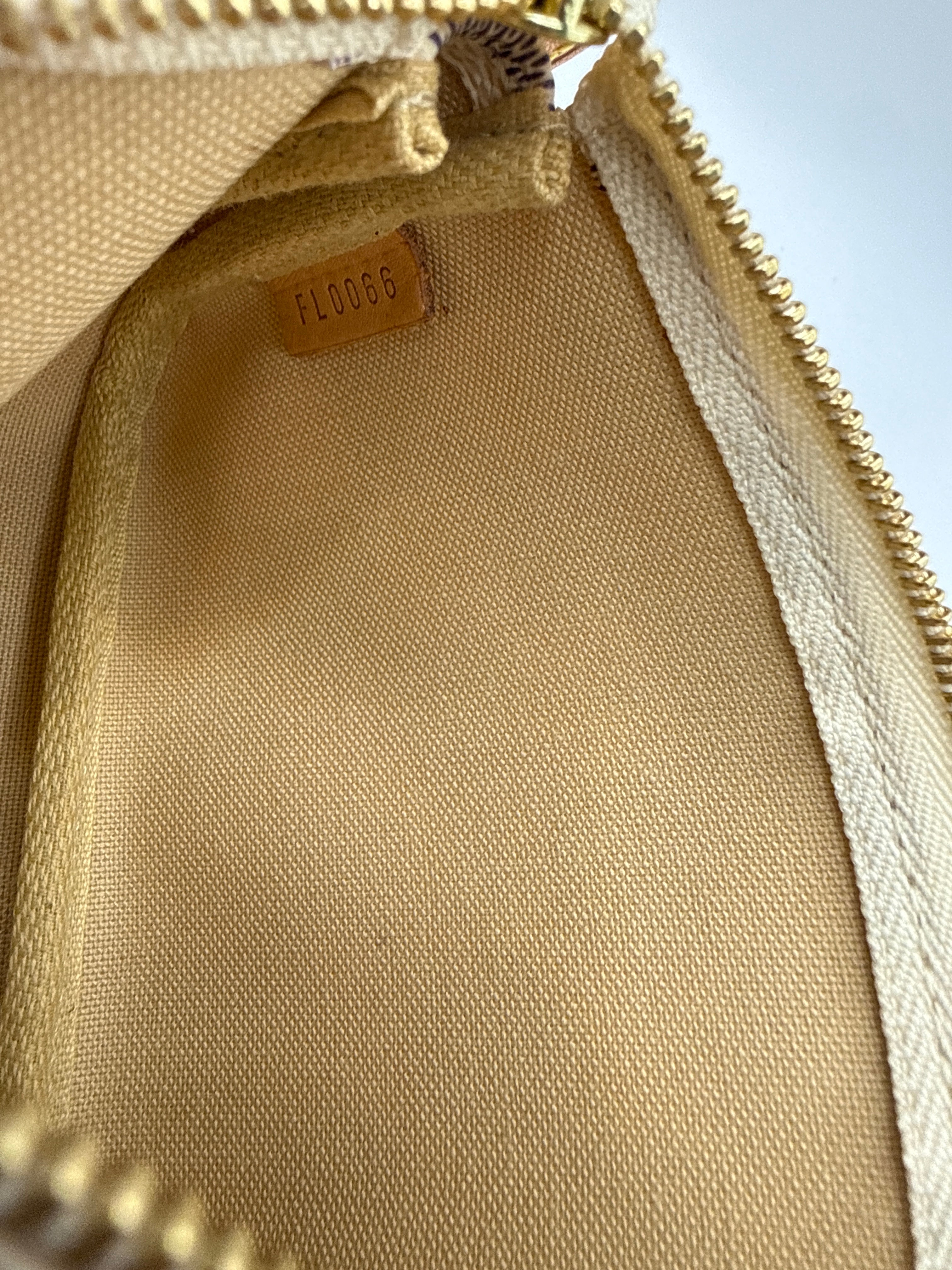 Louis Vuitton - Mini Pochette accessoires Damier Azur
