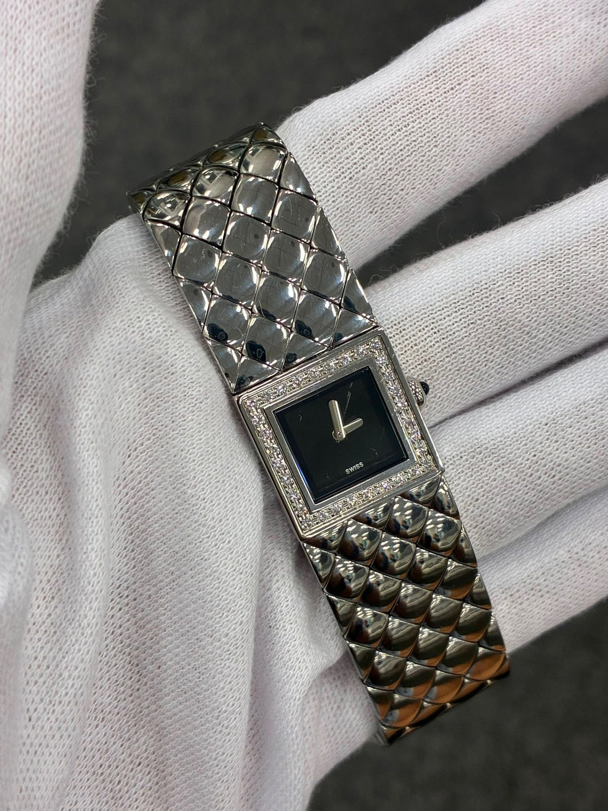 Chanel - Montre matelassé diamants 17cm