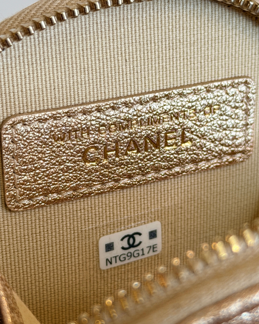 CHANEL | Set porte-monnaie & AirPods gold