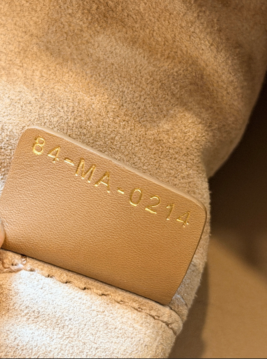 CHANEL | Set porte-monnaie & AirPods gold