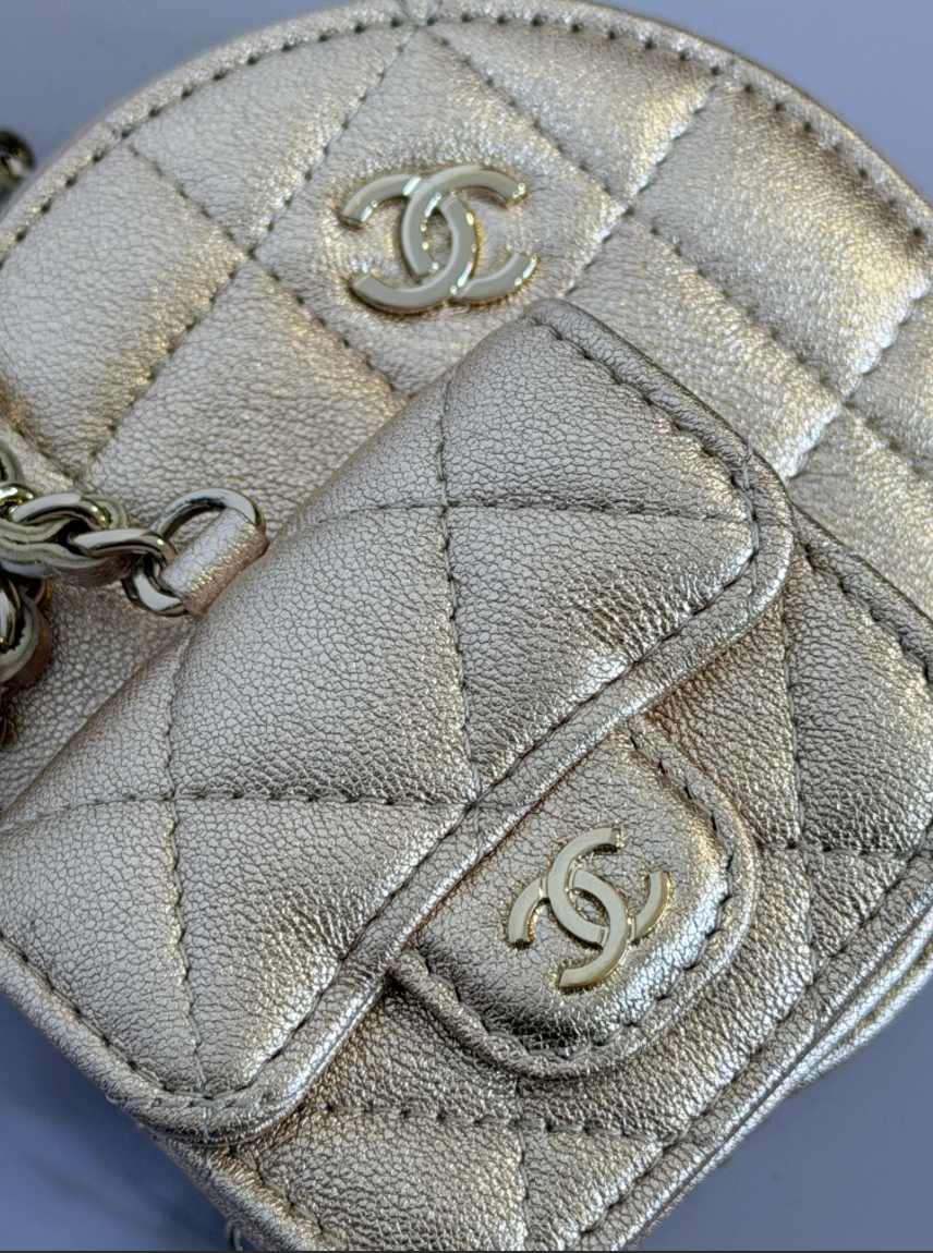 CHANEL | Set porte-monnaie & AirPods gold