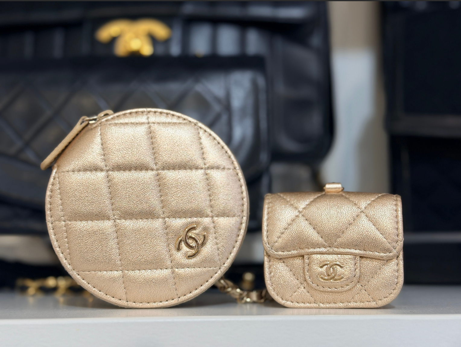 CHANEL | Set porte-monnaie & AirPods gold