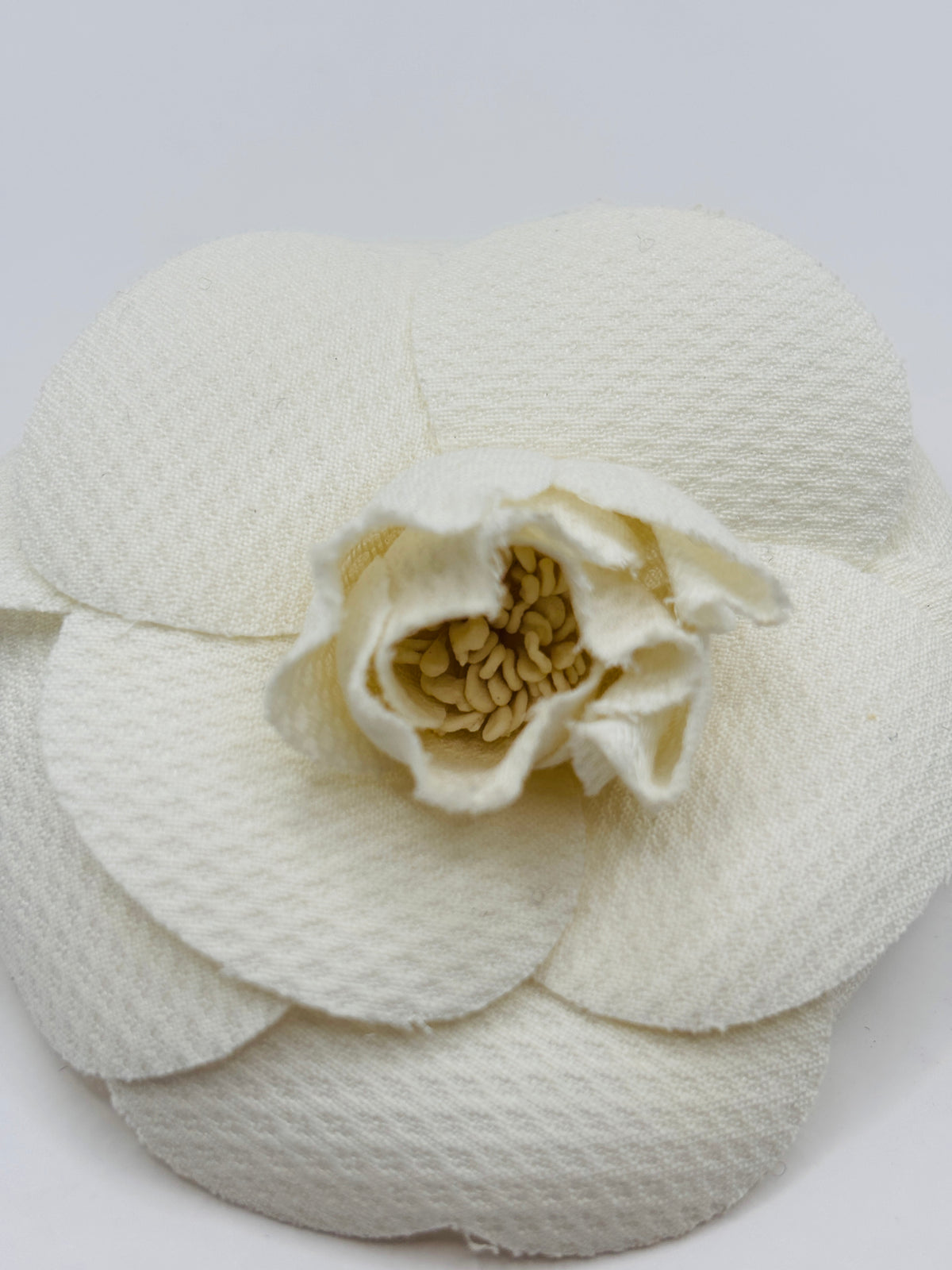 Chanel - Broche Camélia vintage coton piqué