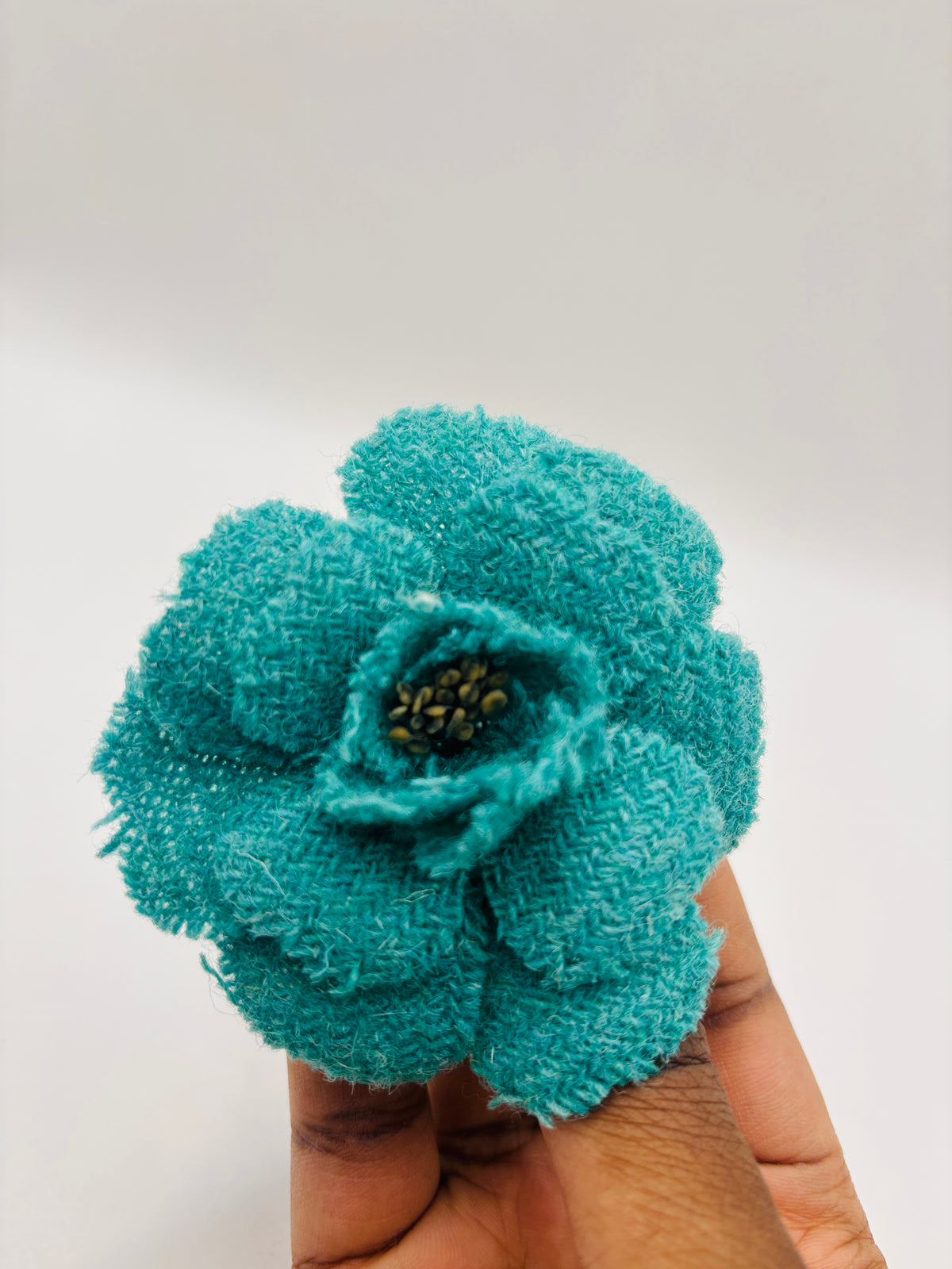 Chanel - Broche Camélia vintage tweed