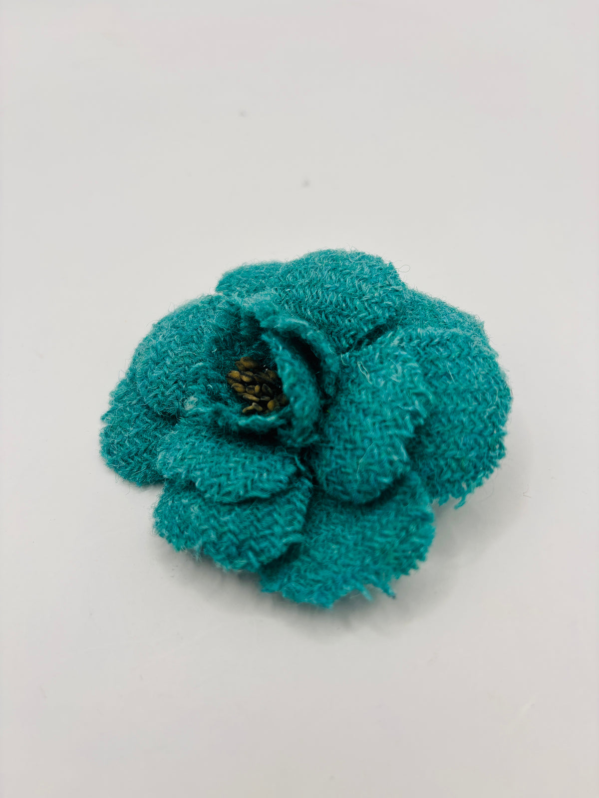Chanel - Broche Camélia vintage tweed