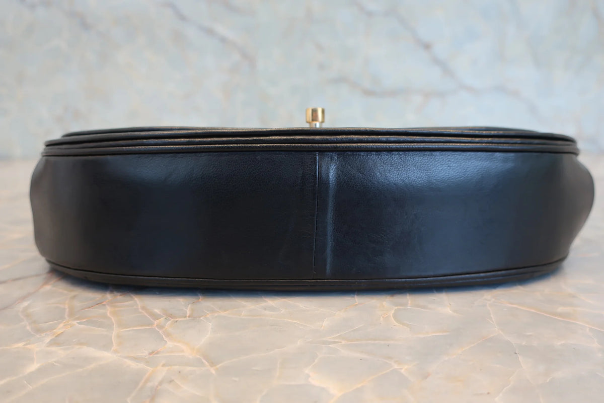 Chanel - Sac à Rabat Demi-Lune