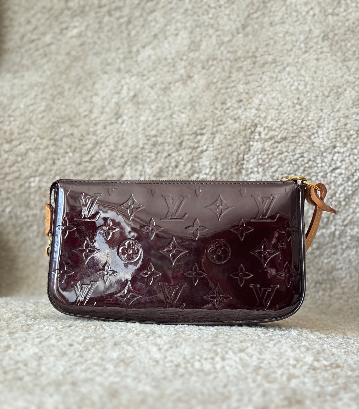 Louis Vuitton - Pochette Accessoire NM en cuir vernis Amarante