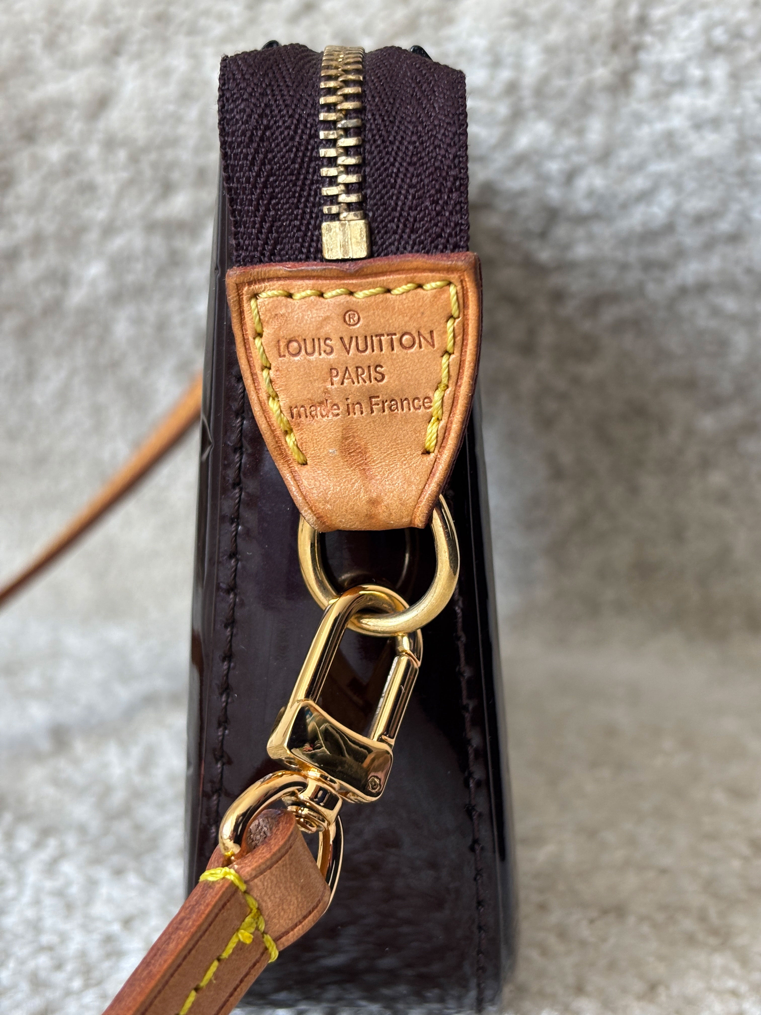 Louis Vuitton - Pochette Accessoire NM en cuir vernis Amarante