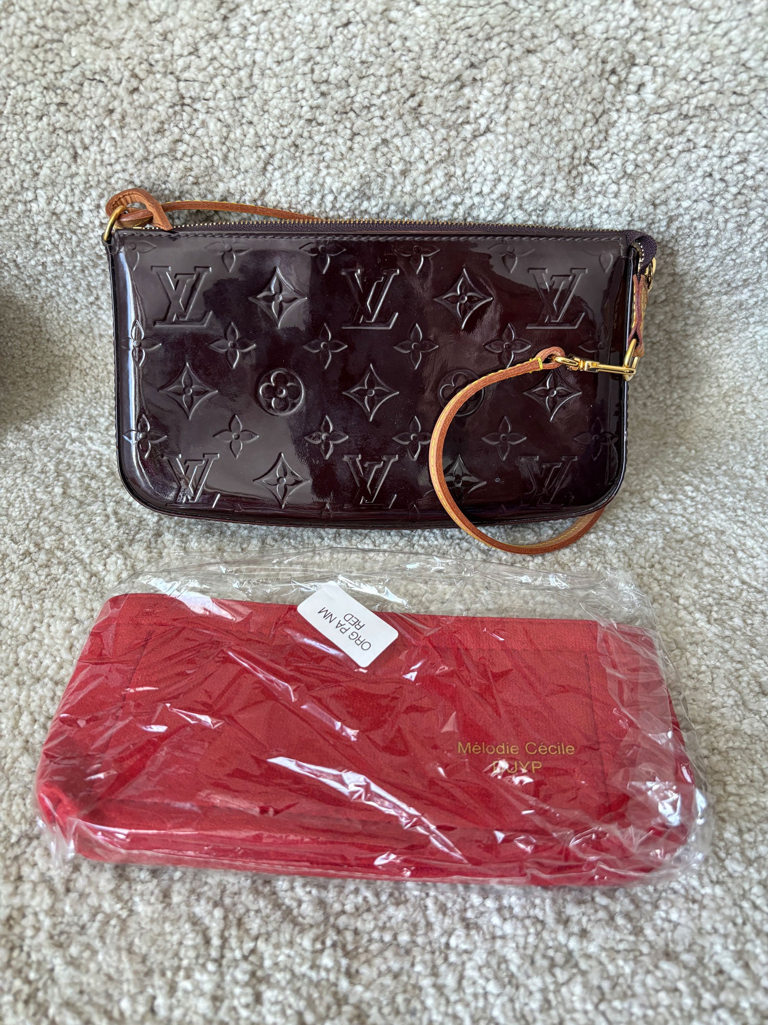 Louis Vuitton - Pochette Accessoire NM en cuir vernis Amarante