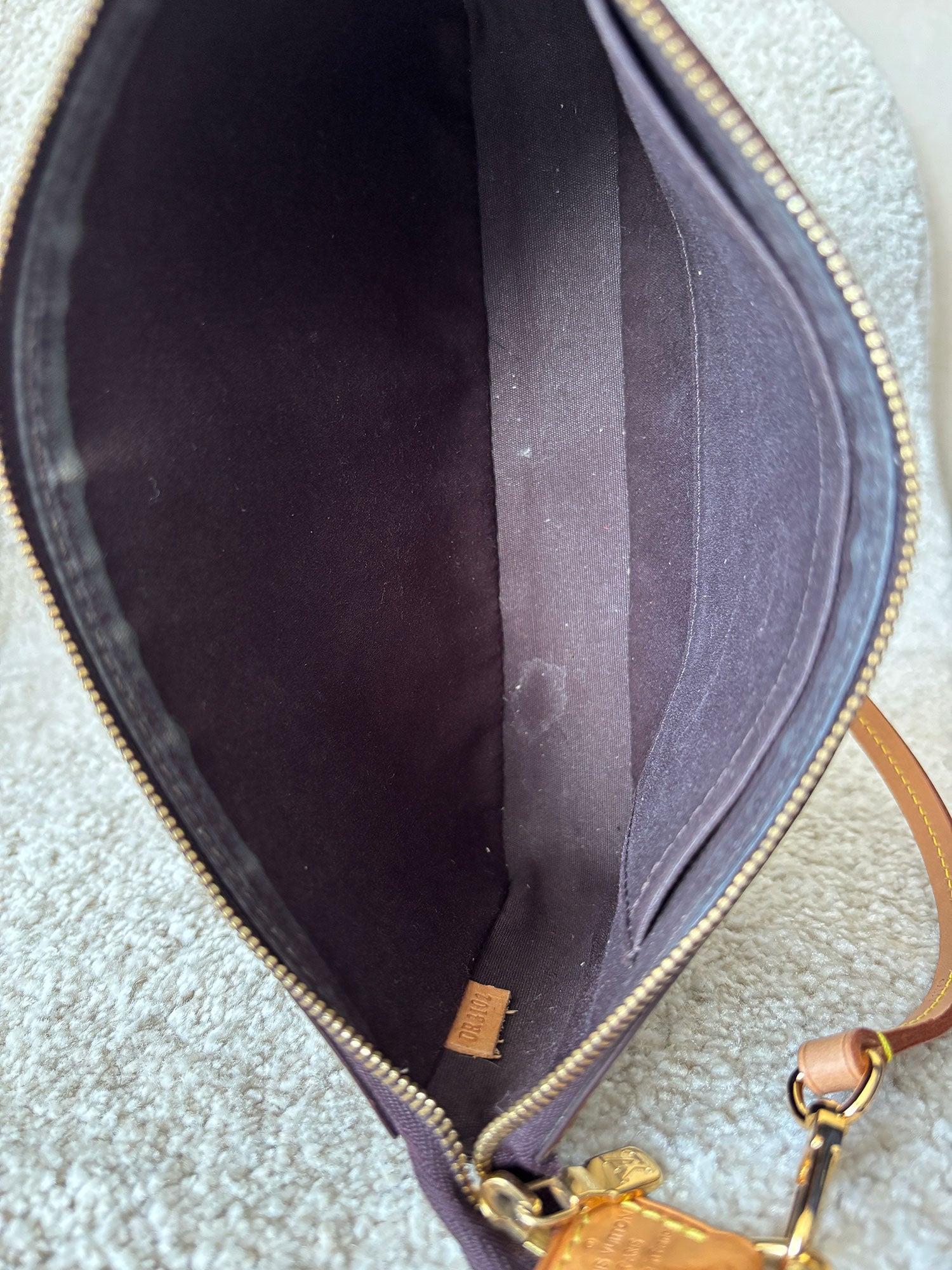 Louis Vuitton - Pochette Accessoire NM en cuir vernis Amarante