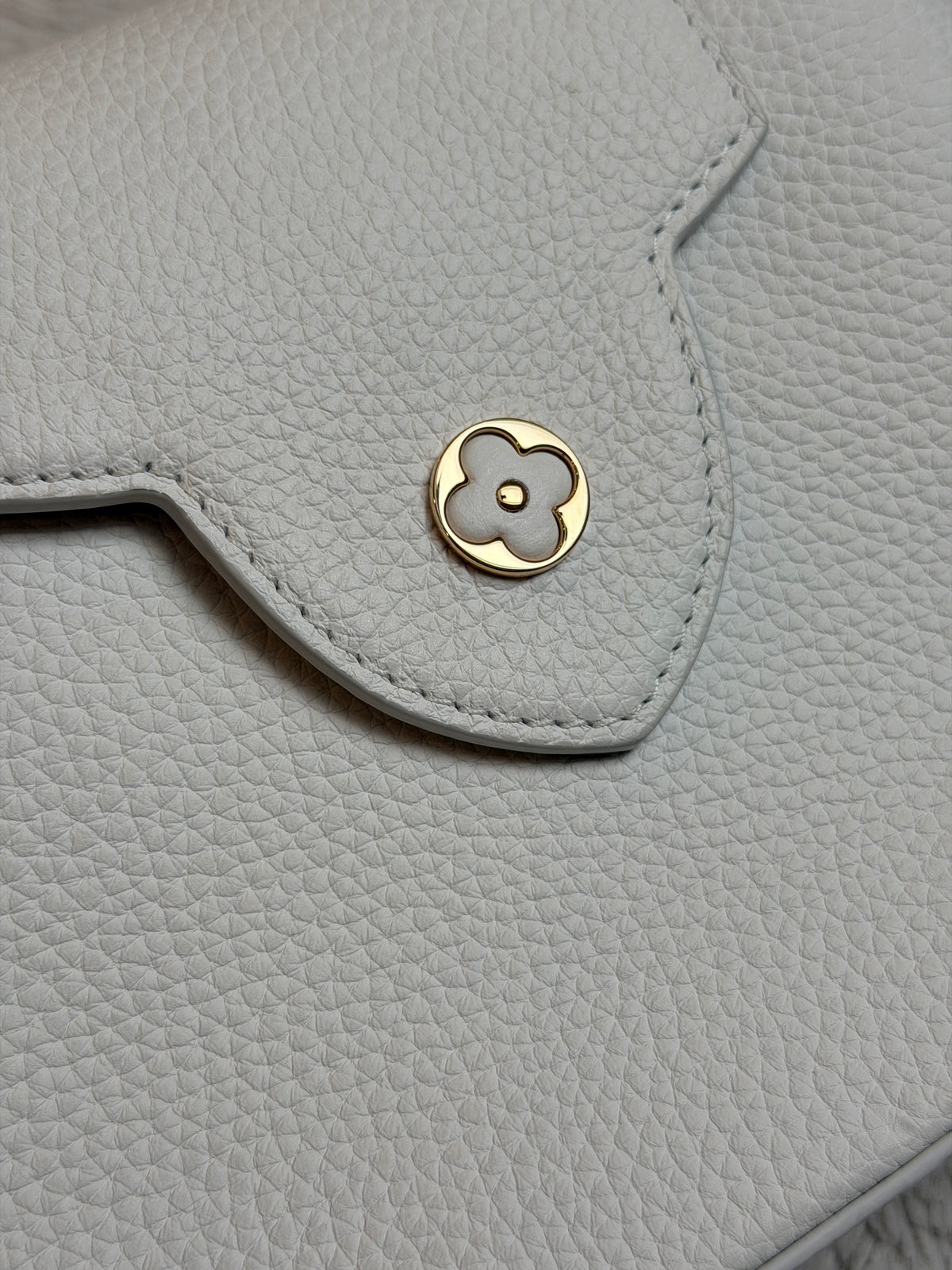Louis Vuitton - Capucines Small - couleur perle