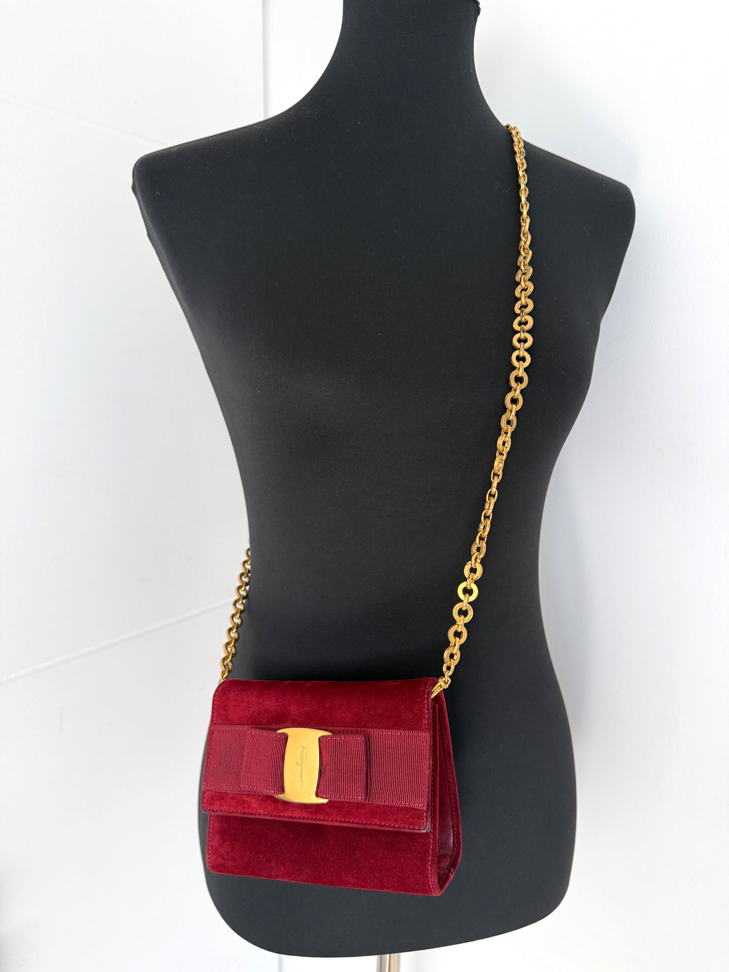 SALVATORE FERRAGAMO | mini sac bandoulière en suédine bordeaux avec chaîne dorée