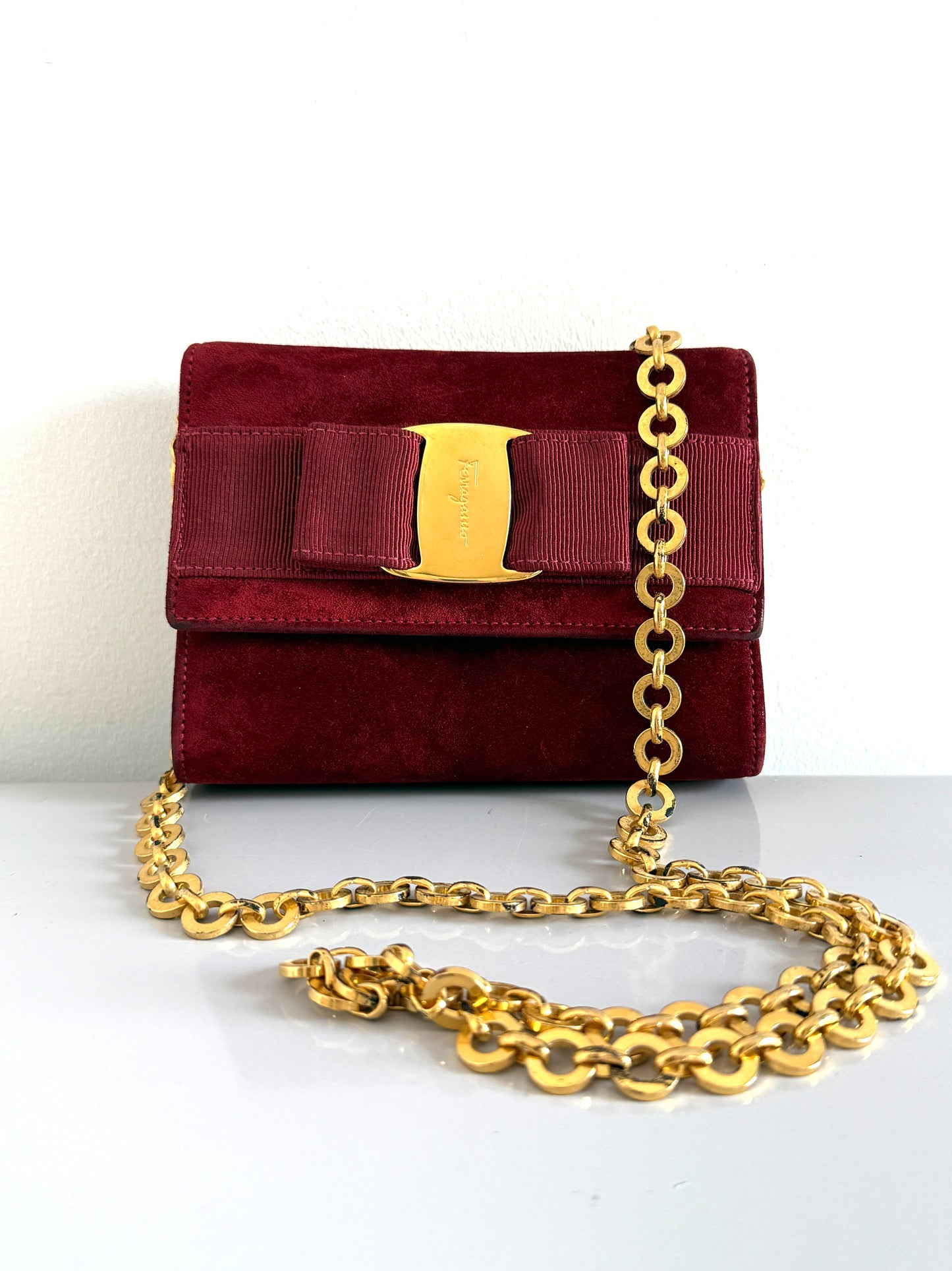 SALVATORE FERRAGAMO | mini sac bandoulière en suédine bordeaux avec chaîne dorée