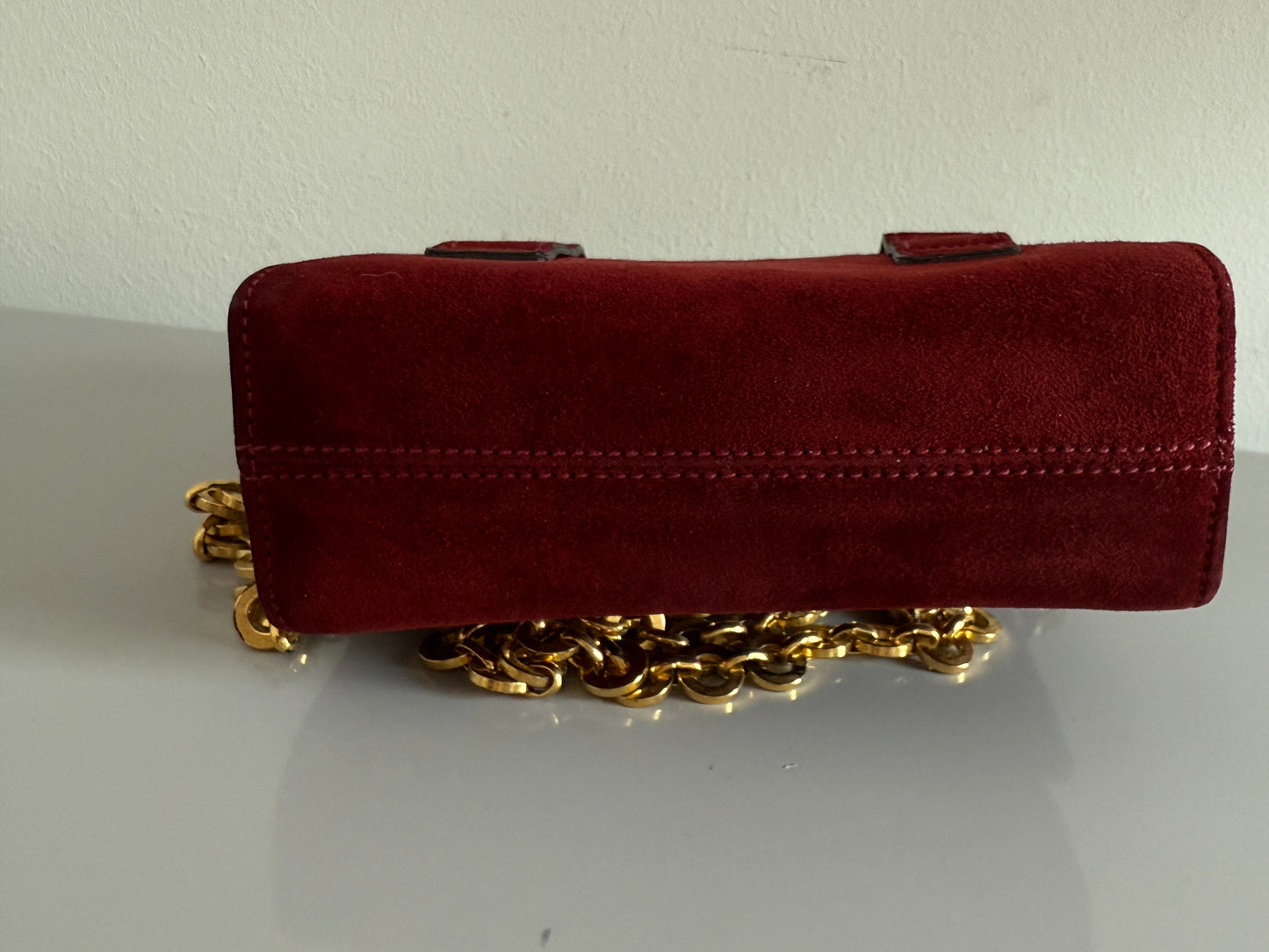 SALVATORE FERRAGAMO | mini sac bandoulière en suédine bordeaux avec chaîne dorée