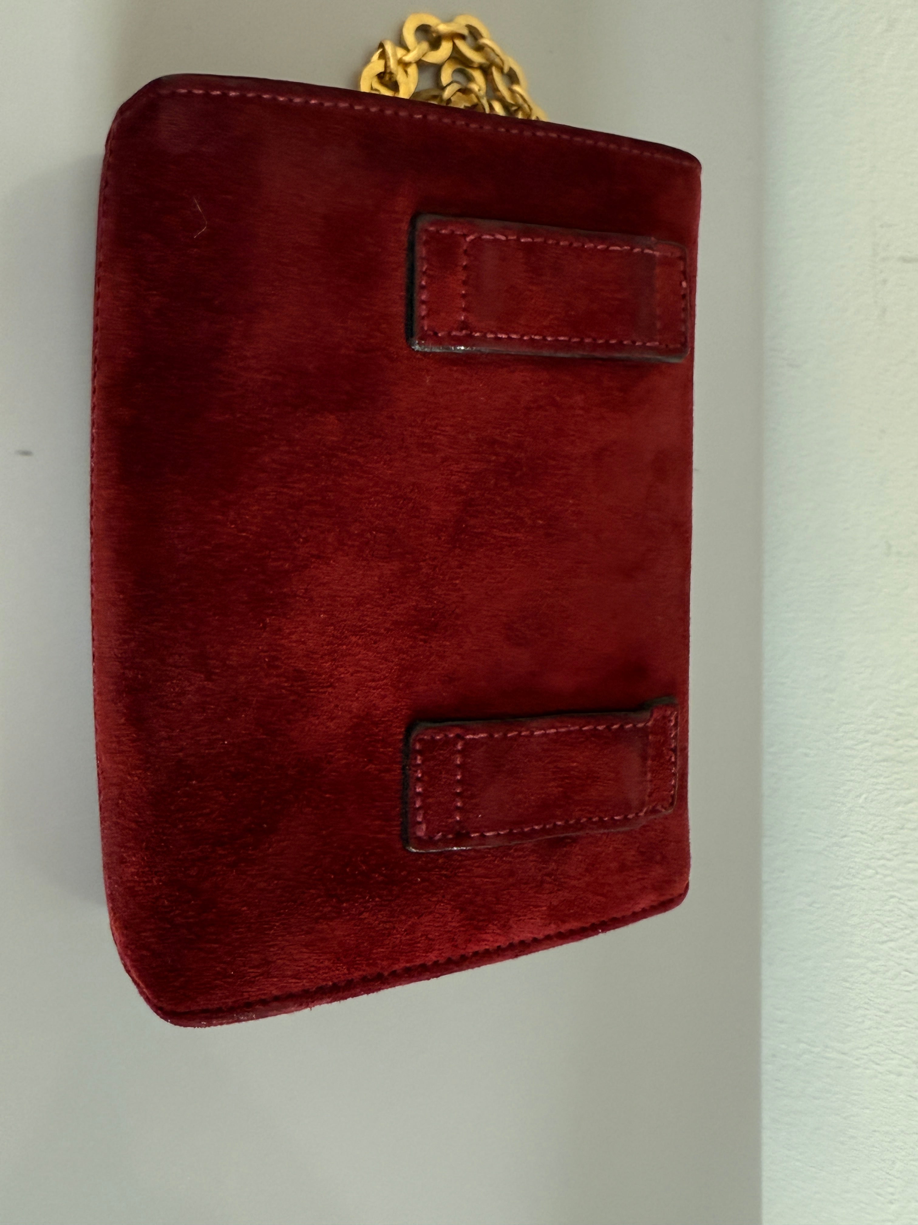 SALVATORE FERRAGAMO | Mini sac bandoulière en suédine bordeaux avec chaîne dorée