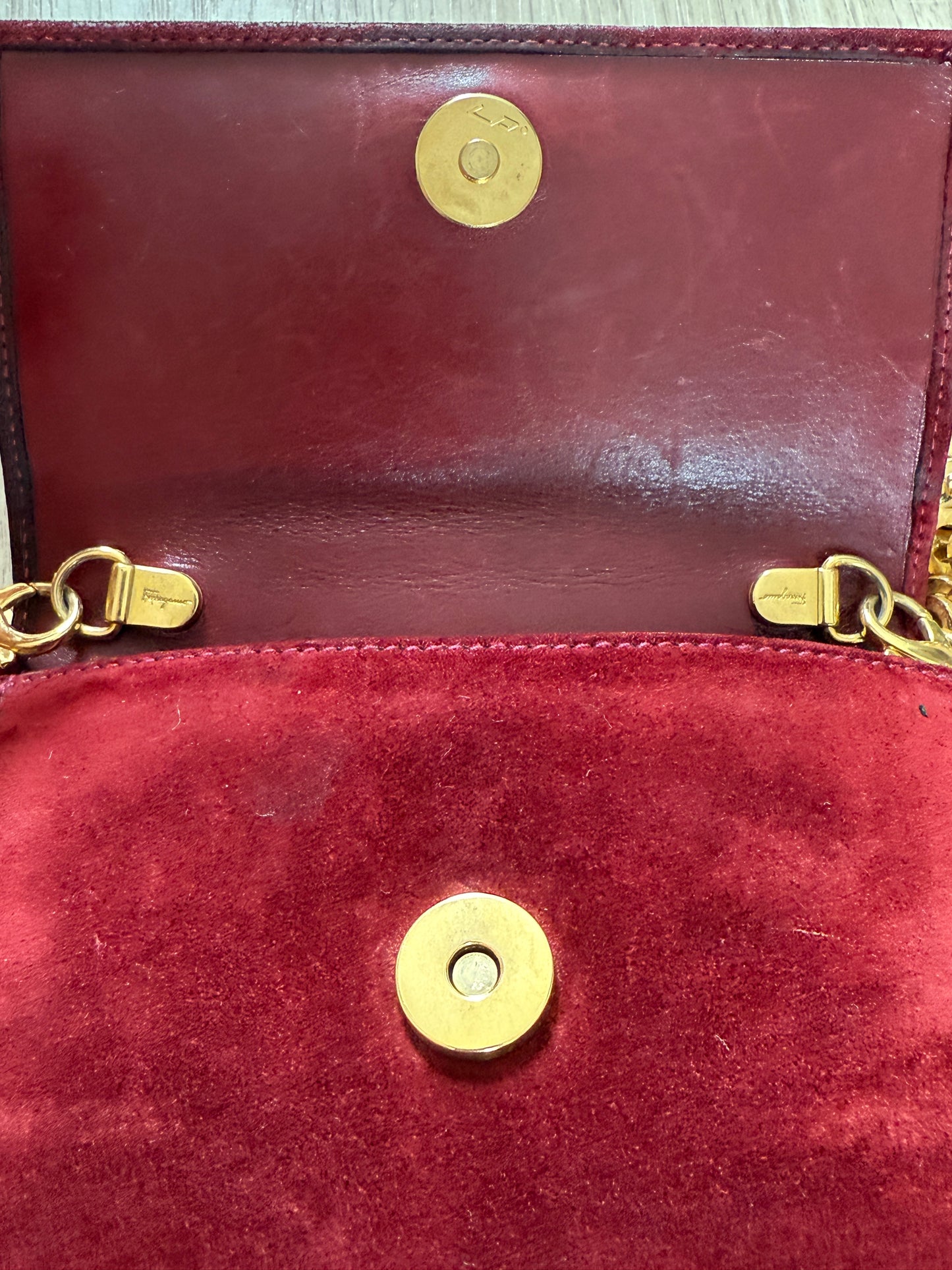 SALVATORE FERRAGAMO | mini sac bandoulière en suédine bordeaux avec chaîne dorée