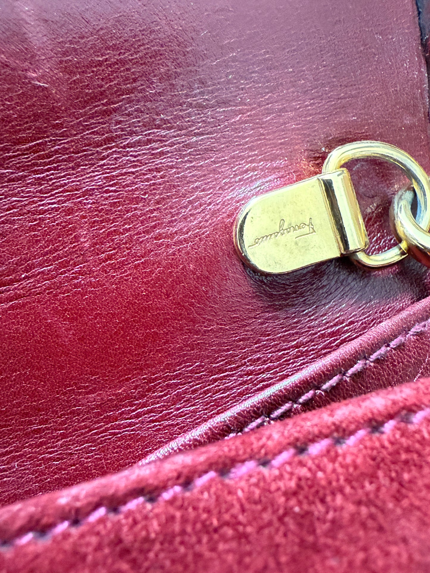 SALVATORE FERRAGAMO | mini sac bandoulière en suédine bordeaux avec chaîne dorée