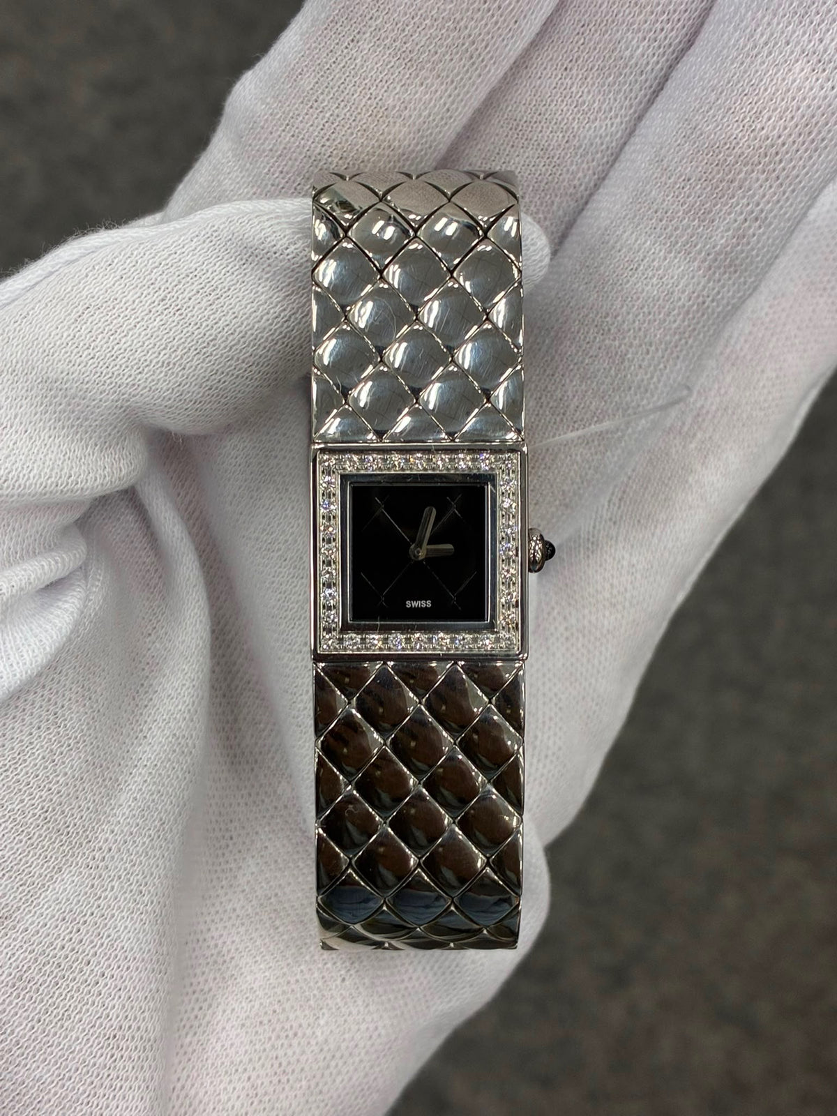 Chanel - Montre matelassé diamants 17cm