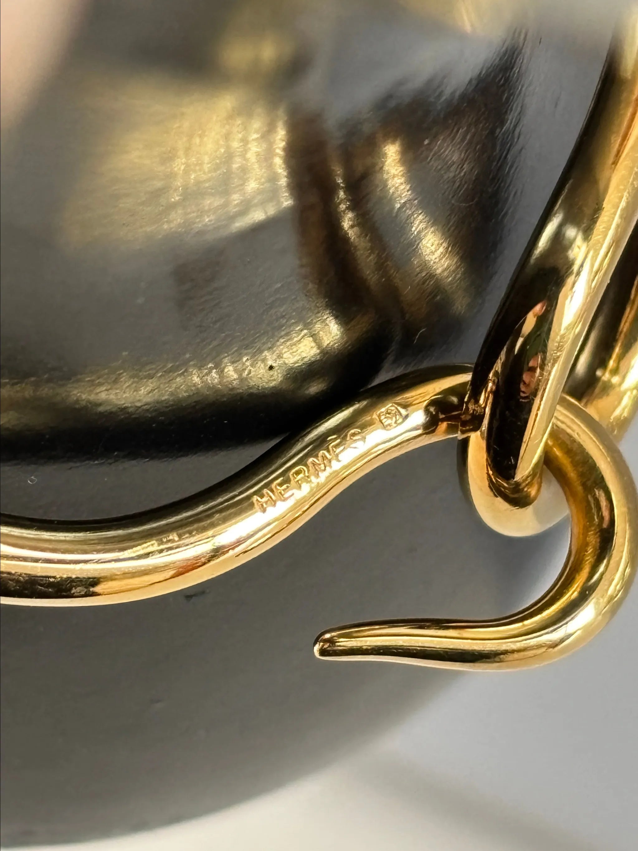 Bracelet jumbo en cuir naturel avec fermoir en métal doré, élégant et classique.