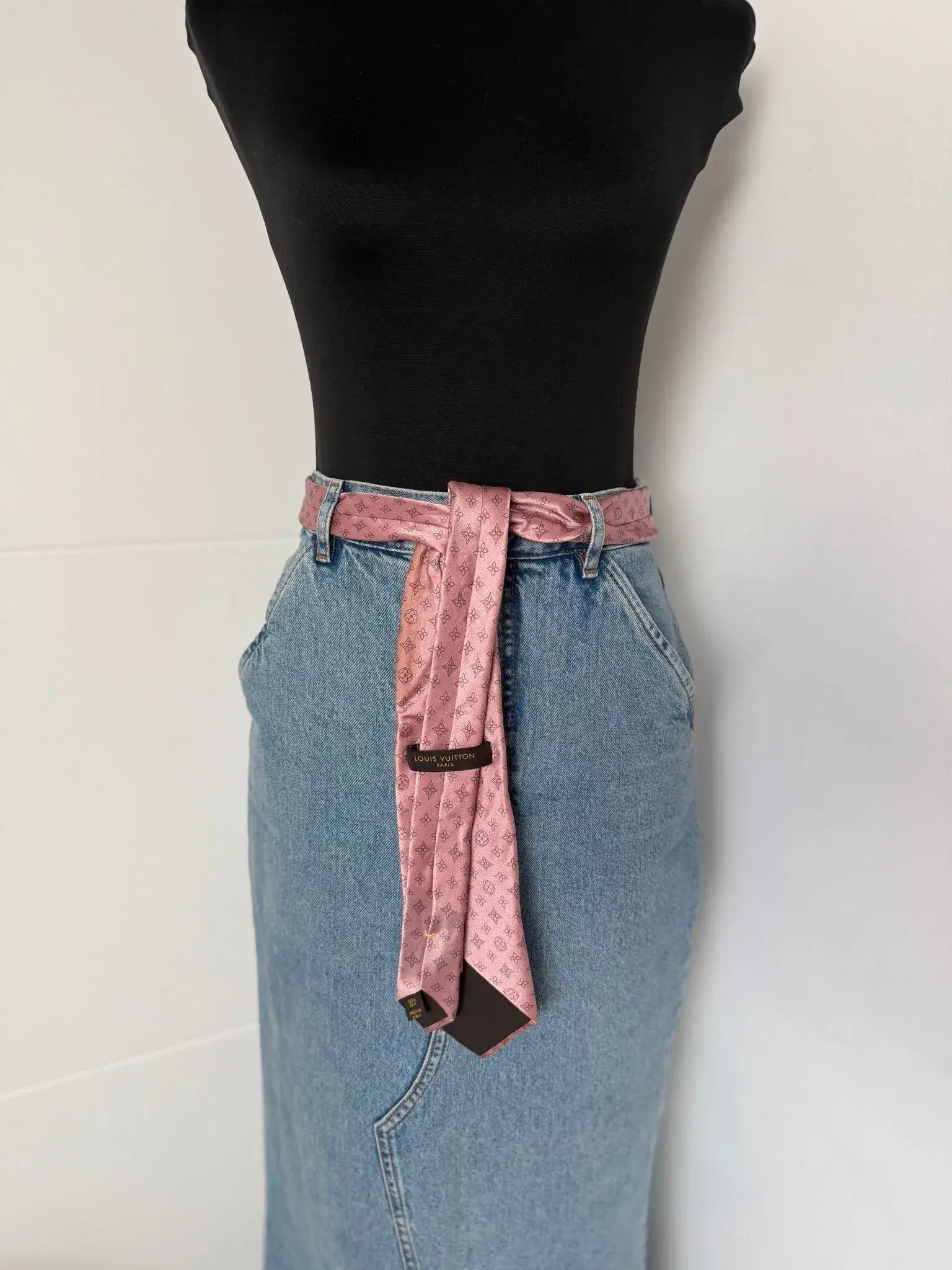 Jupe longue en denim de Moschino, taille S, en bon état, sur mannequin.