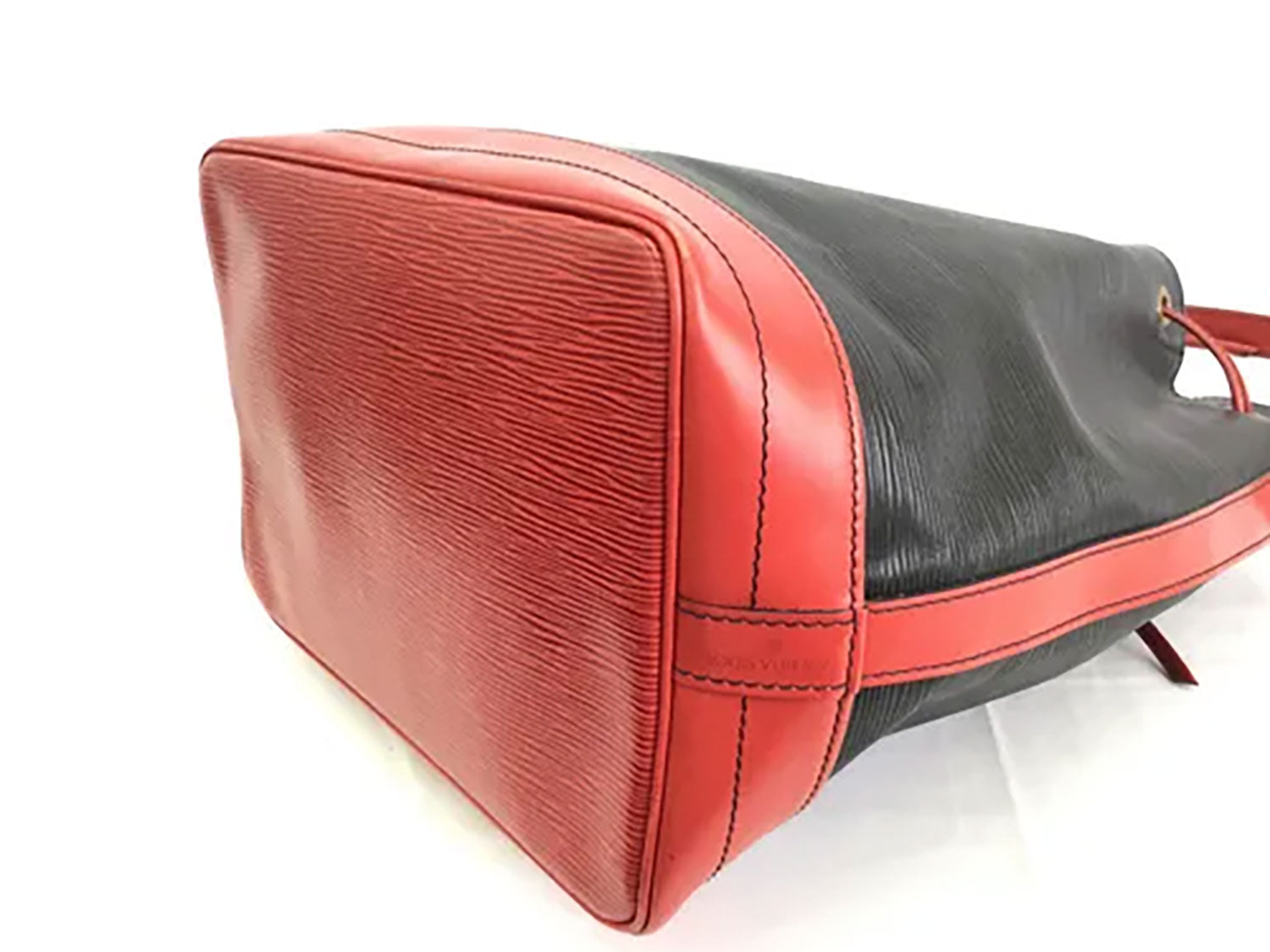 LOUIS VUITTON | Noé en cuir Épi noir et rouge vintage / Noé vintage in black and red Epi leather