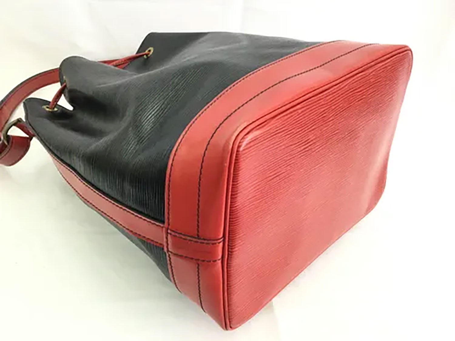 LOUIS VUITTON | Noé en cuir Épi noir et rouge vintage / Noé vintage in black and red Epi leather