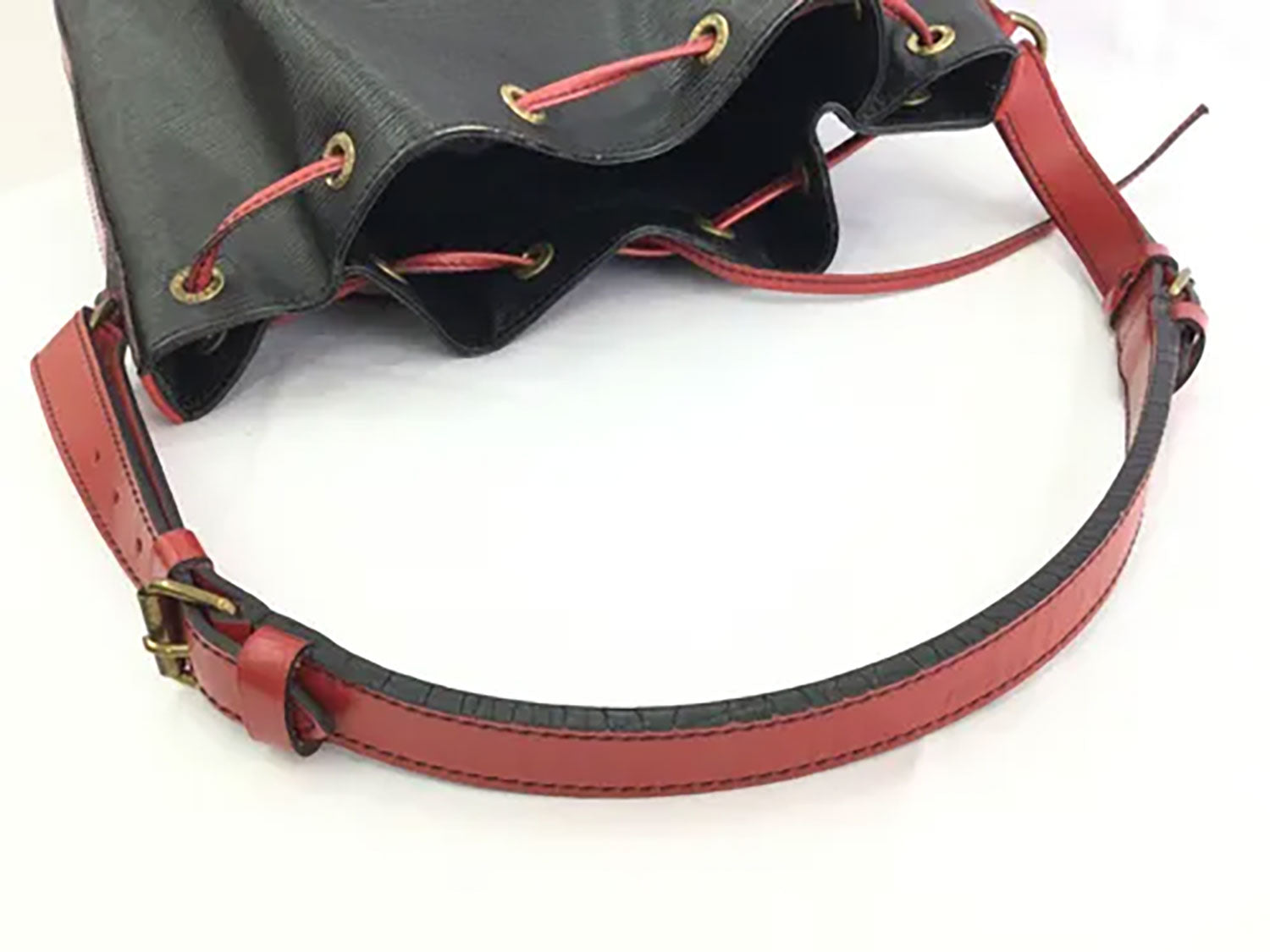 LOUIS VUITTON | Noé en cuir Épi noir et rouge vintage / Noé vintage in black and red Epi leather