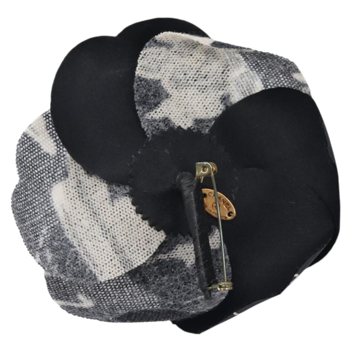 Chanel - Broche Camélia en tissu imprimé