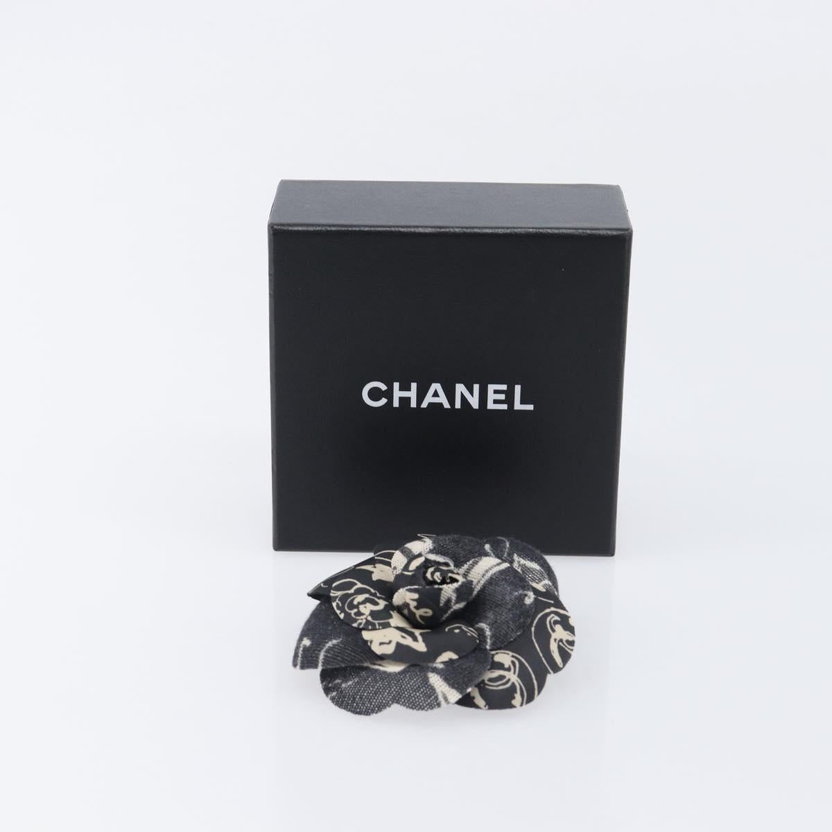 Chanel - Broche Camélia en tissu imprimé