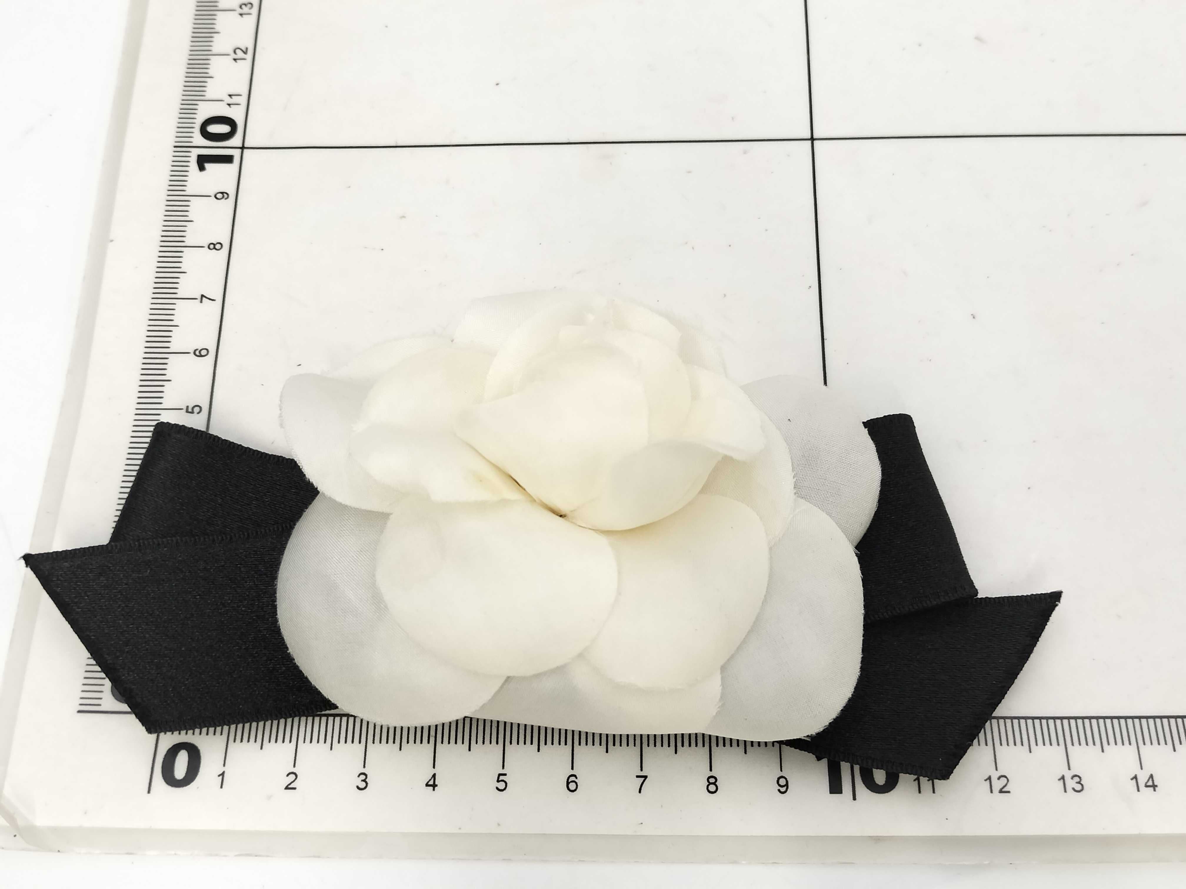 CHANEL - Broche Camélia Satin vintage