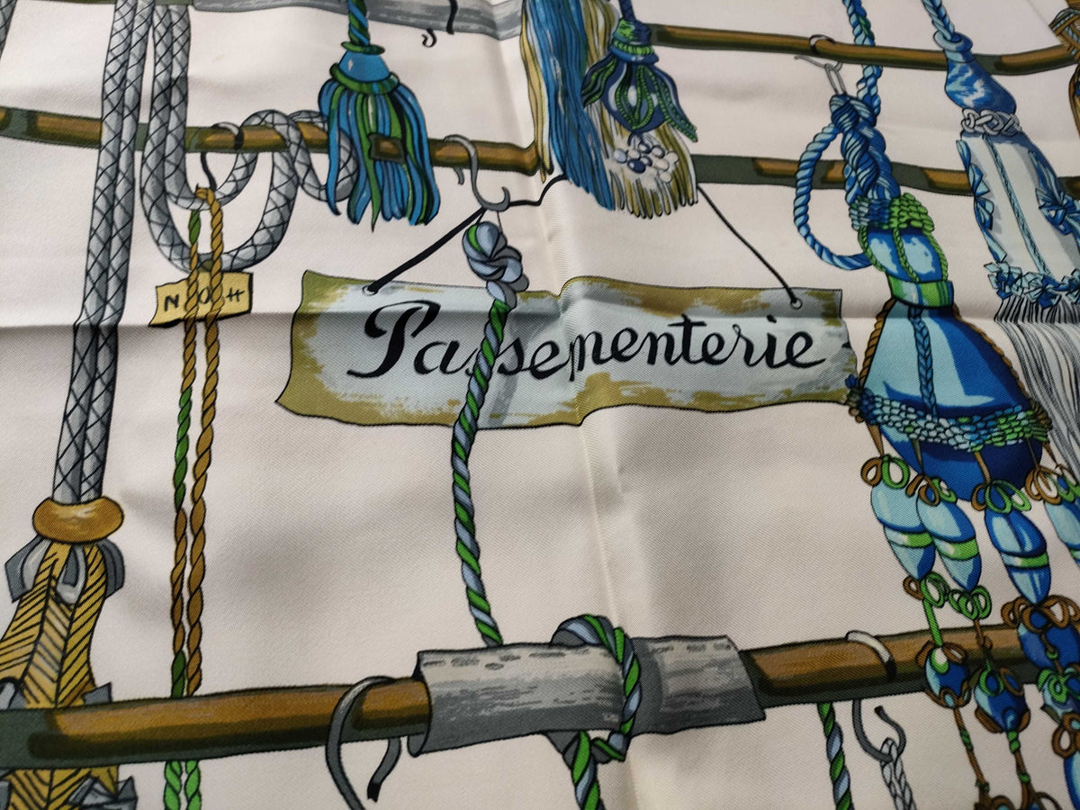 HERMES - Carré en soie Passementeries 90cm
