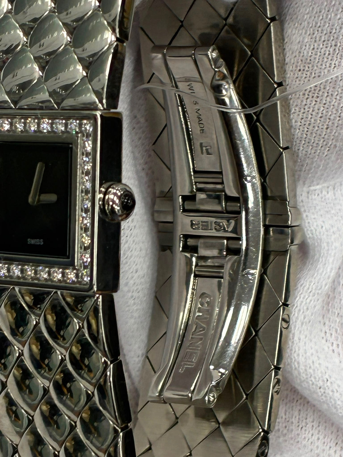 Chanel - Montre matelassé diamants 17cm