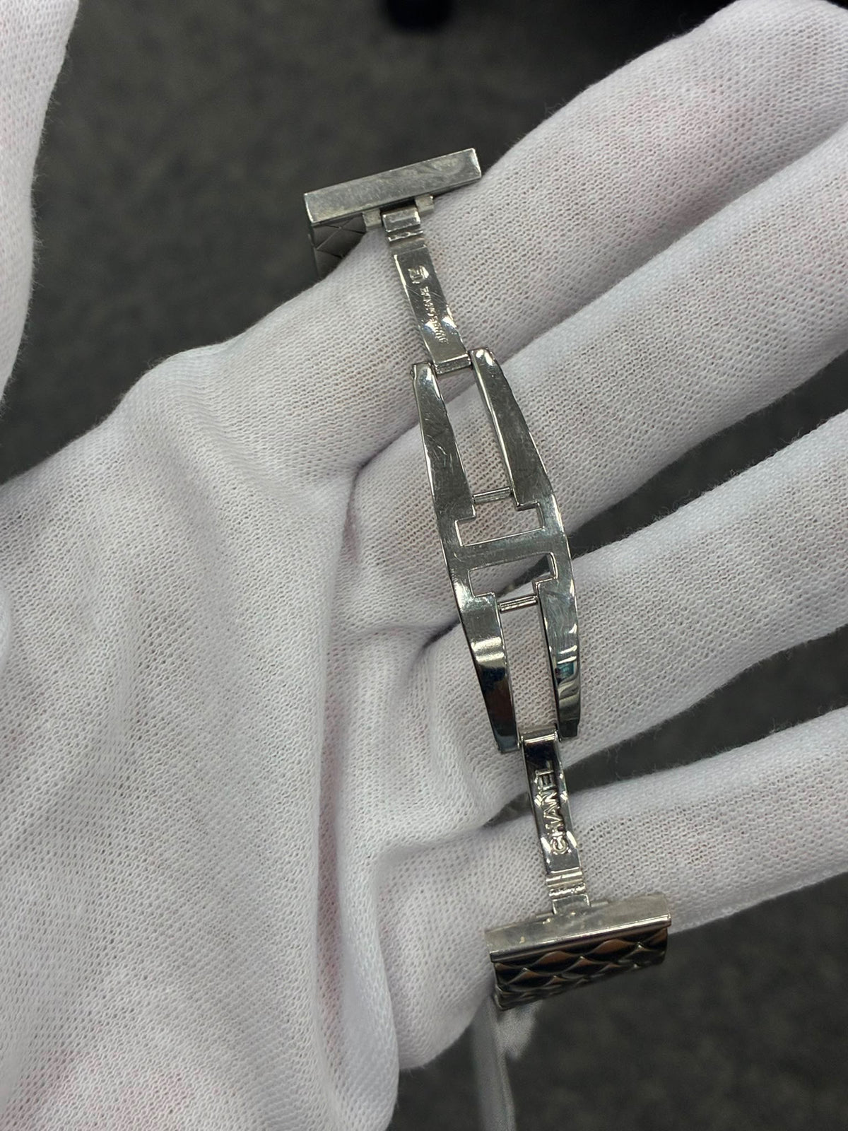 Chanel - Montre matelassé diamants 17cm