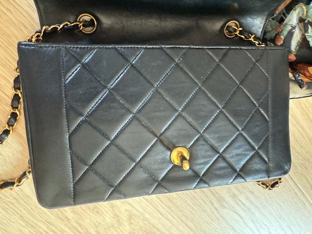 Vintage CHANEL Diana single Flap Bag en cuir d'agneau noir + certificat entrupy