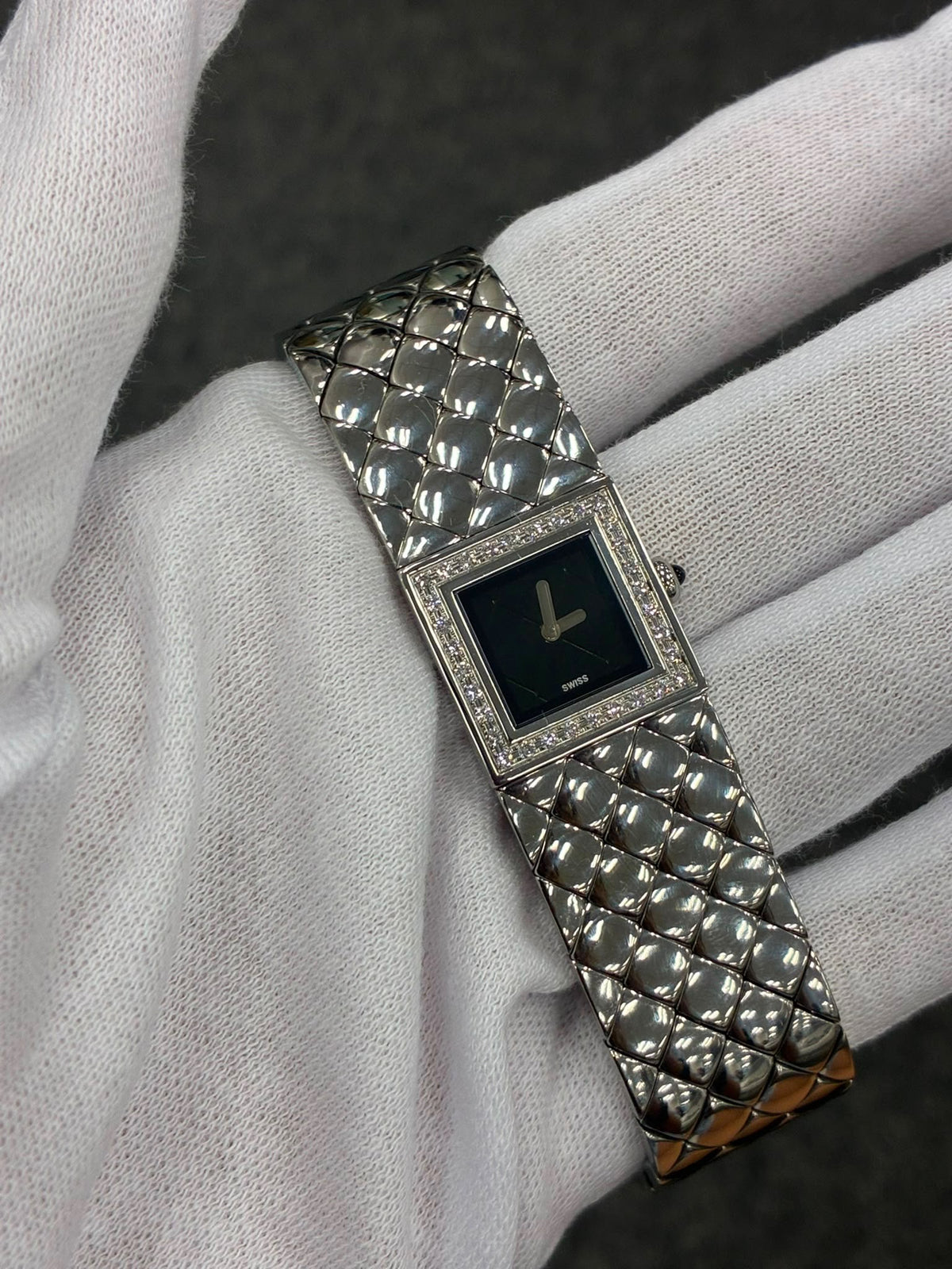 Chanel - Montre matelassé diamants 17cm