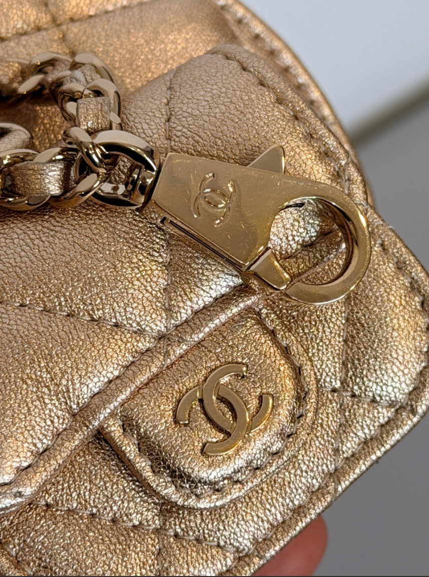CHANEL | Set porte-monnaie & AirPods gold