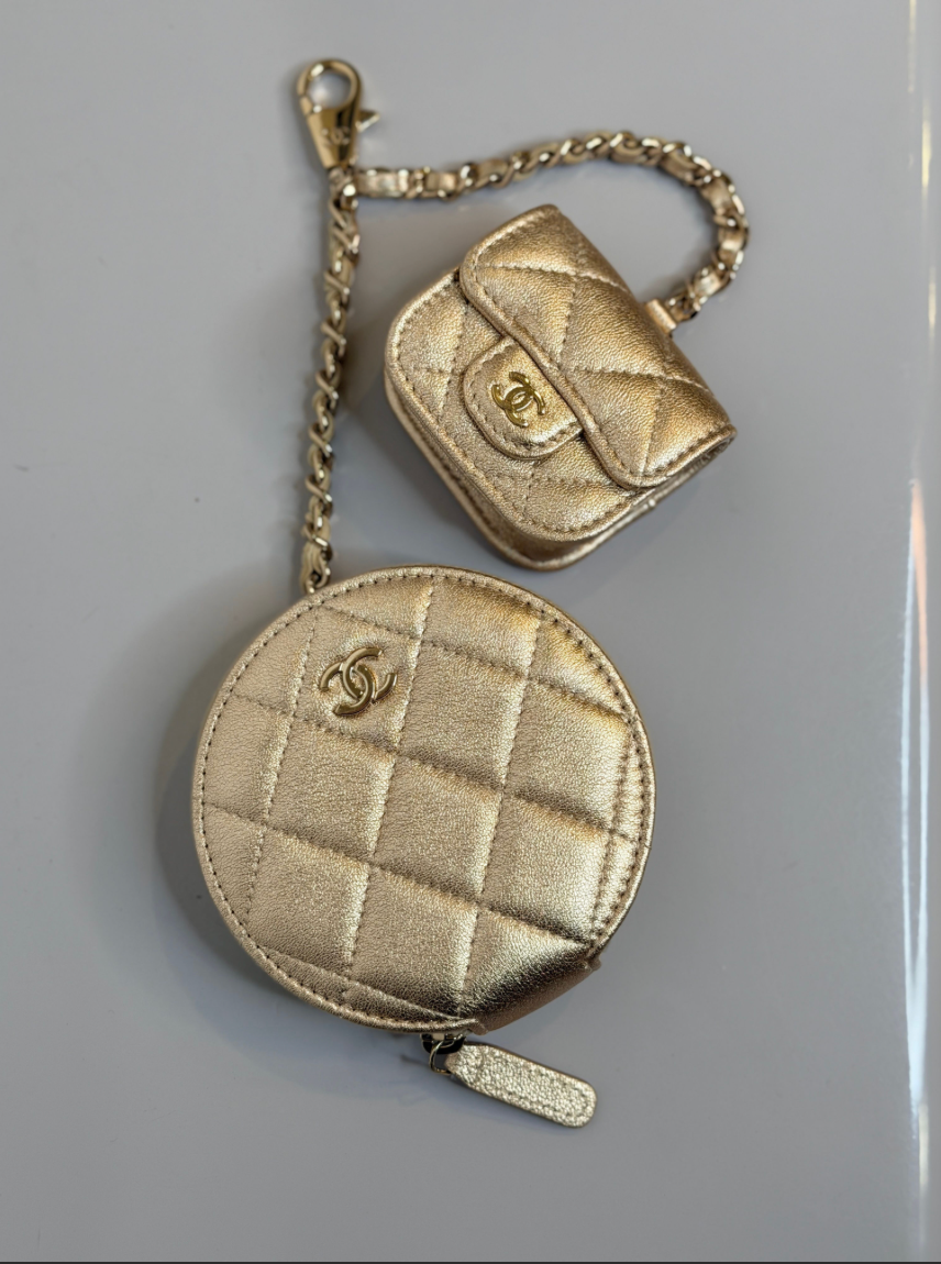 CHANEL | Set porte-monnaie & AirPods gold