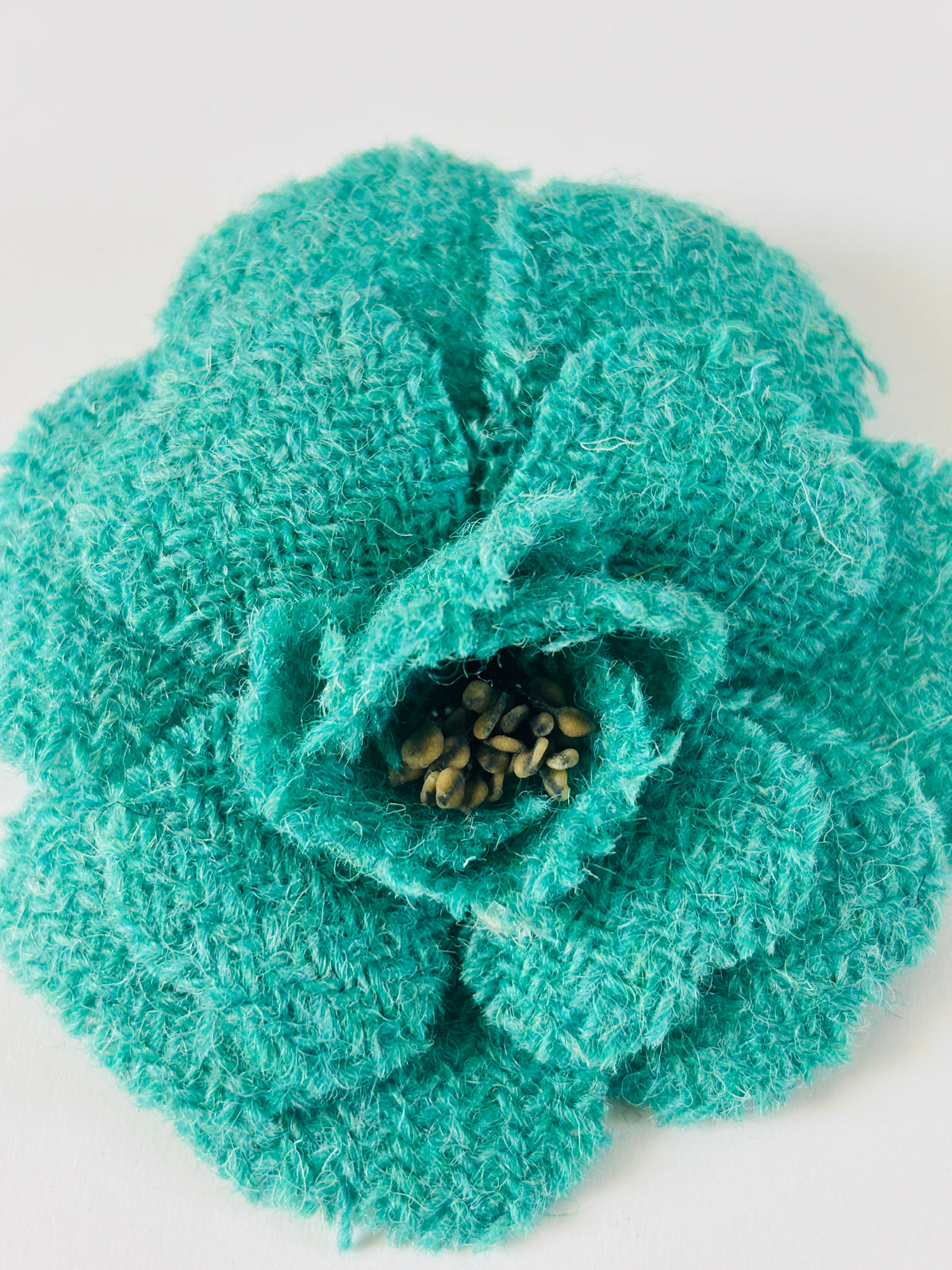 Chanel - Broche Camélia vintage tweed